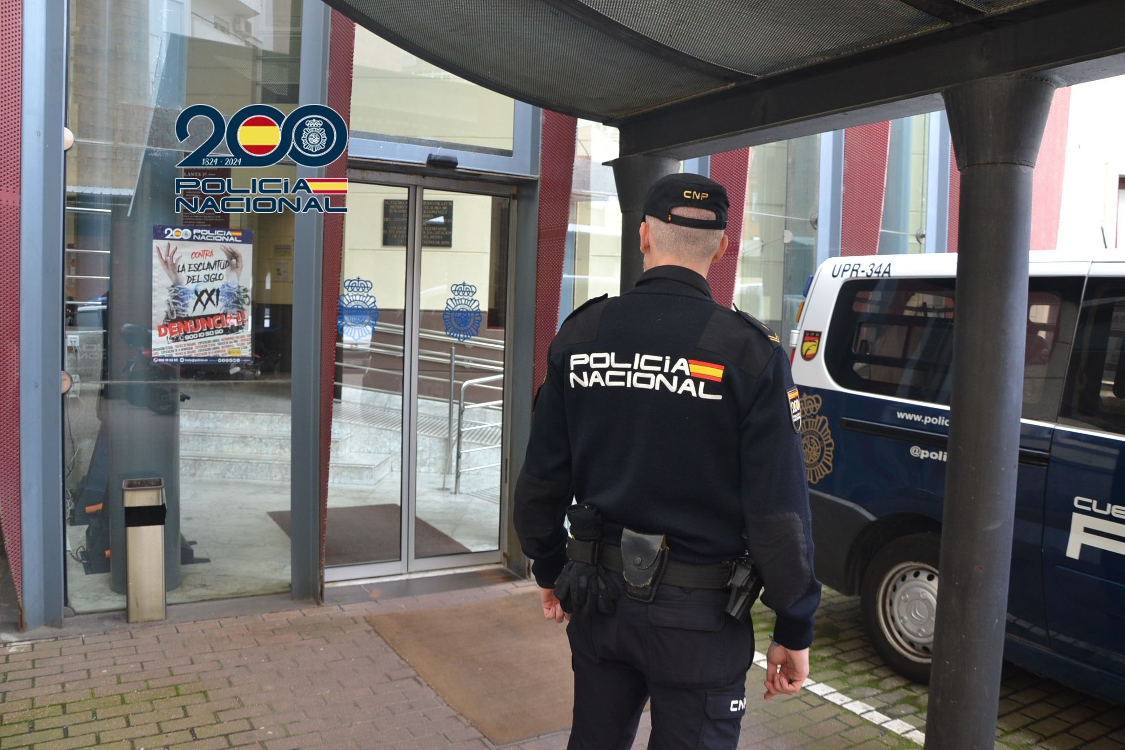 Varios agentes vestidos de paisano consiguieron detener a la estafadora | L.N.C. Varios agentes vestidos de paisano consiguieron detener a la estafadora | L.N.C.