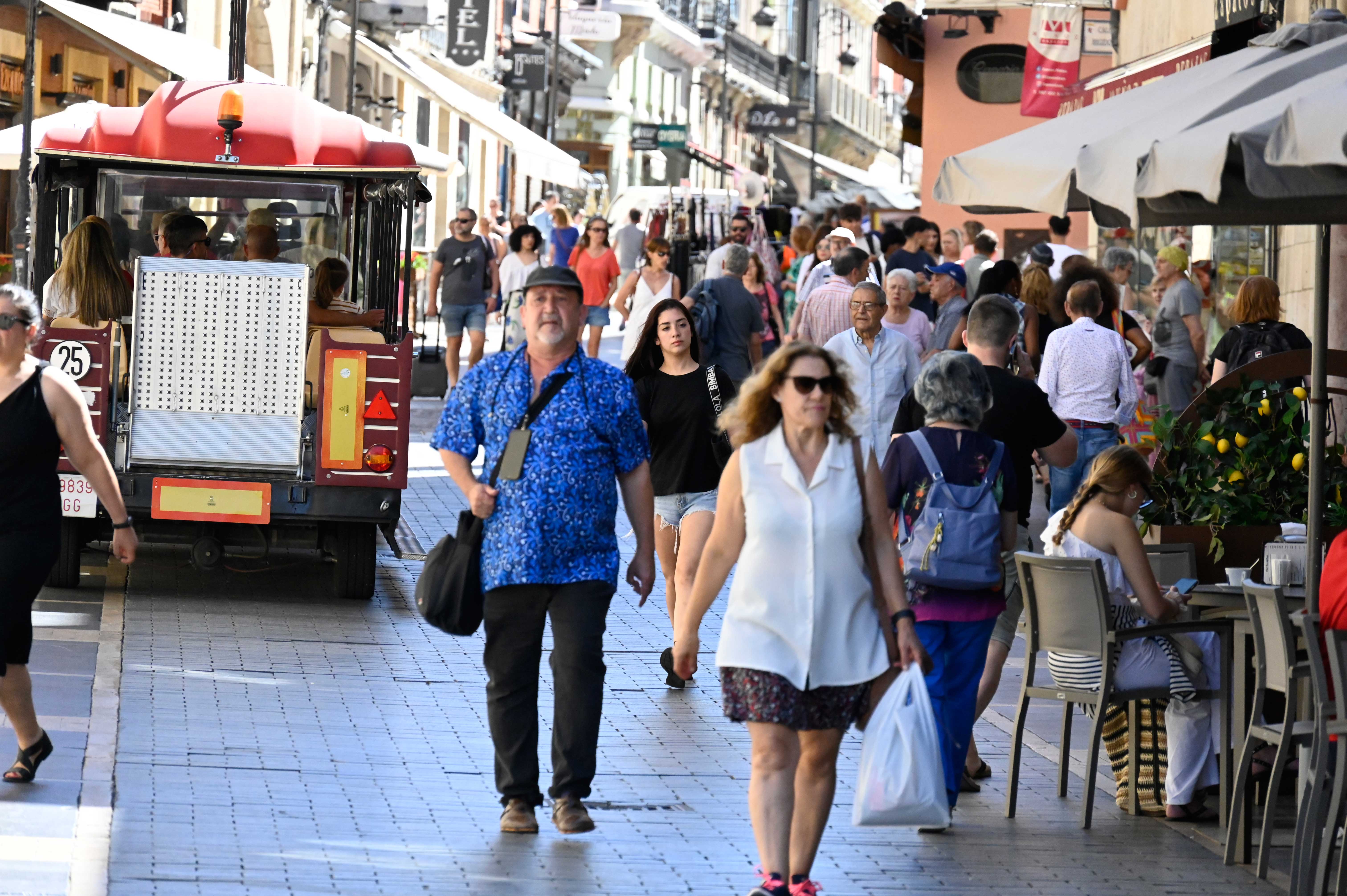 Imagen de archivo de ciudadanos paseando por las calles del centro de León. | SAÚL ARÉN