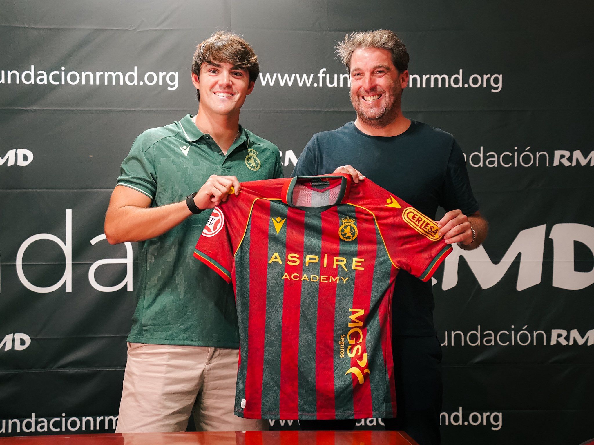 Jaime Vázquez con Asier Goiria durante la presentación del jugador de la Cultural. CULTURAL