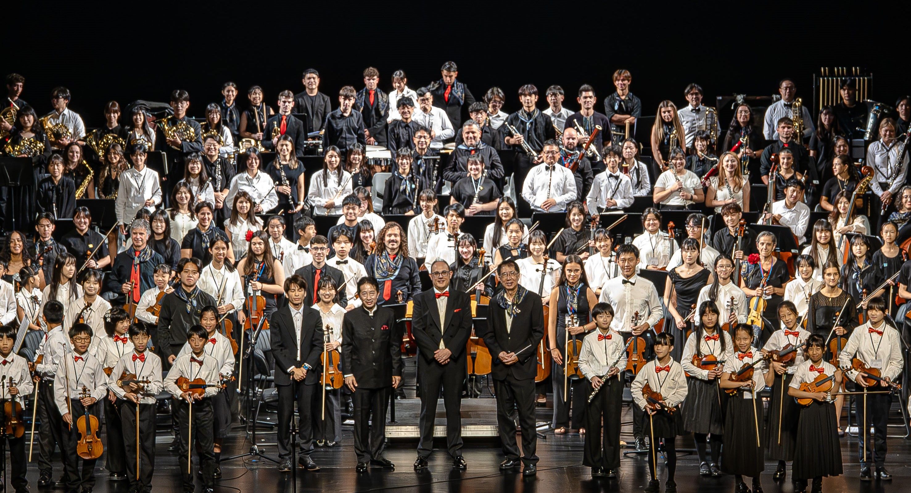 Parte de la Orquesta Sinfónica de Ponferrada junto a la Taoyuan Symphony Orchestra de Taiwán en un concierto en el auditorio de Taipei el pasado 19 de julio.