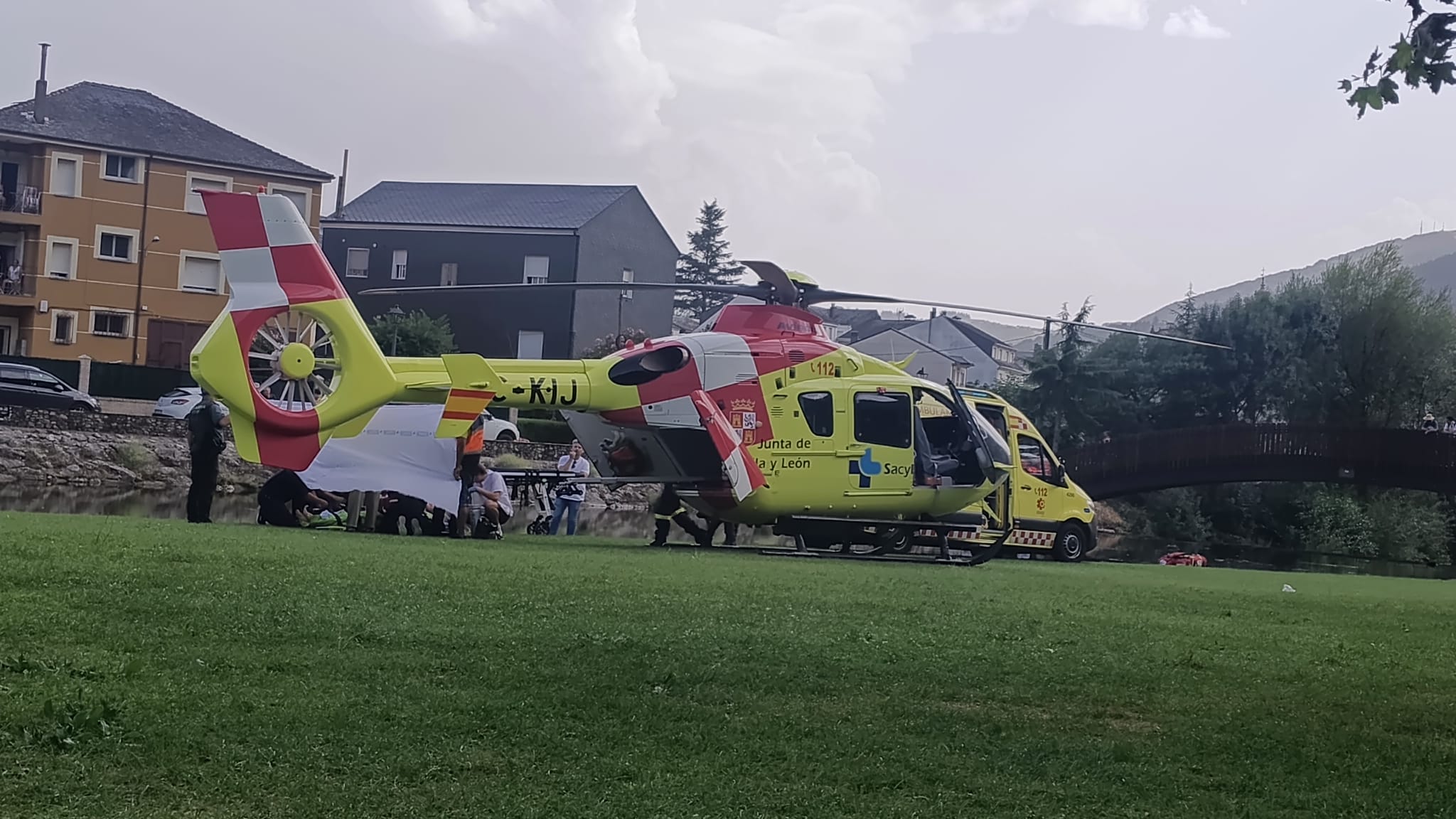 Rescate en helicóptero a un hombre que se desvaneció en la playa fluvial de Villafranca del Bierzo. | L.N.C.