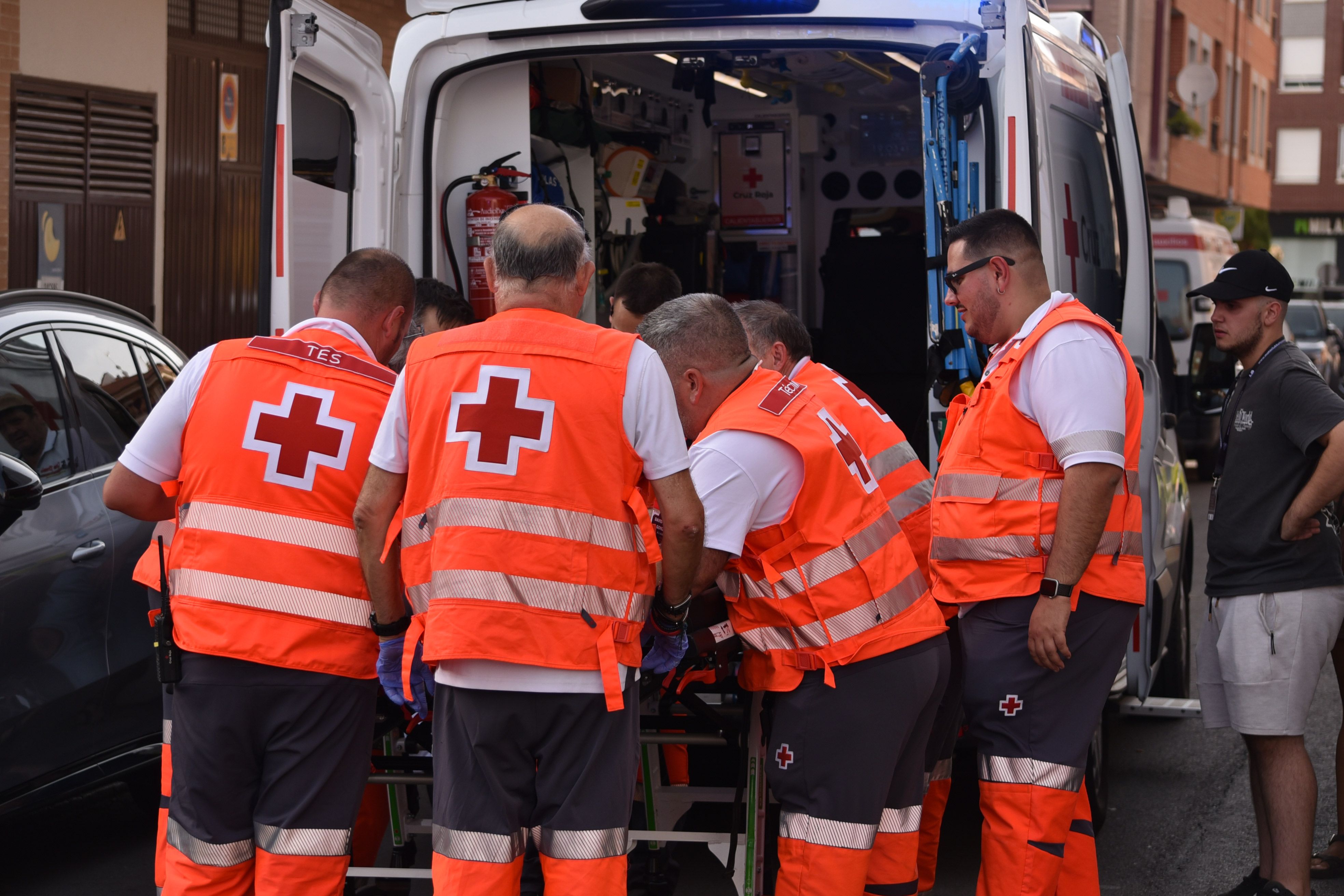 Voluntarios de Cruz Roja auxiliaron a los heridos, con tres evacuados a centros sanitarios de León. | L.N.C.