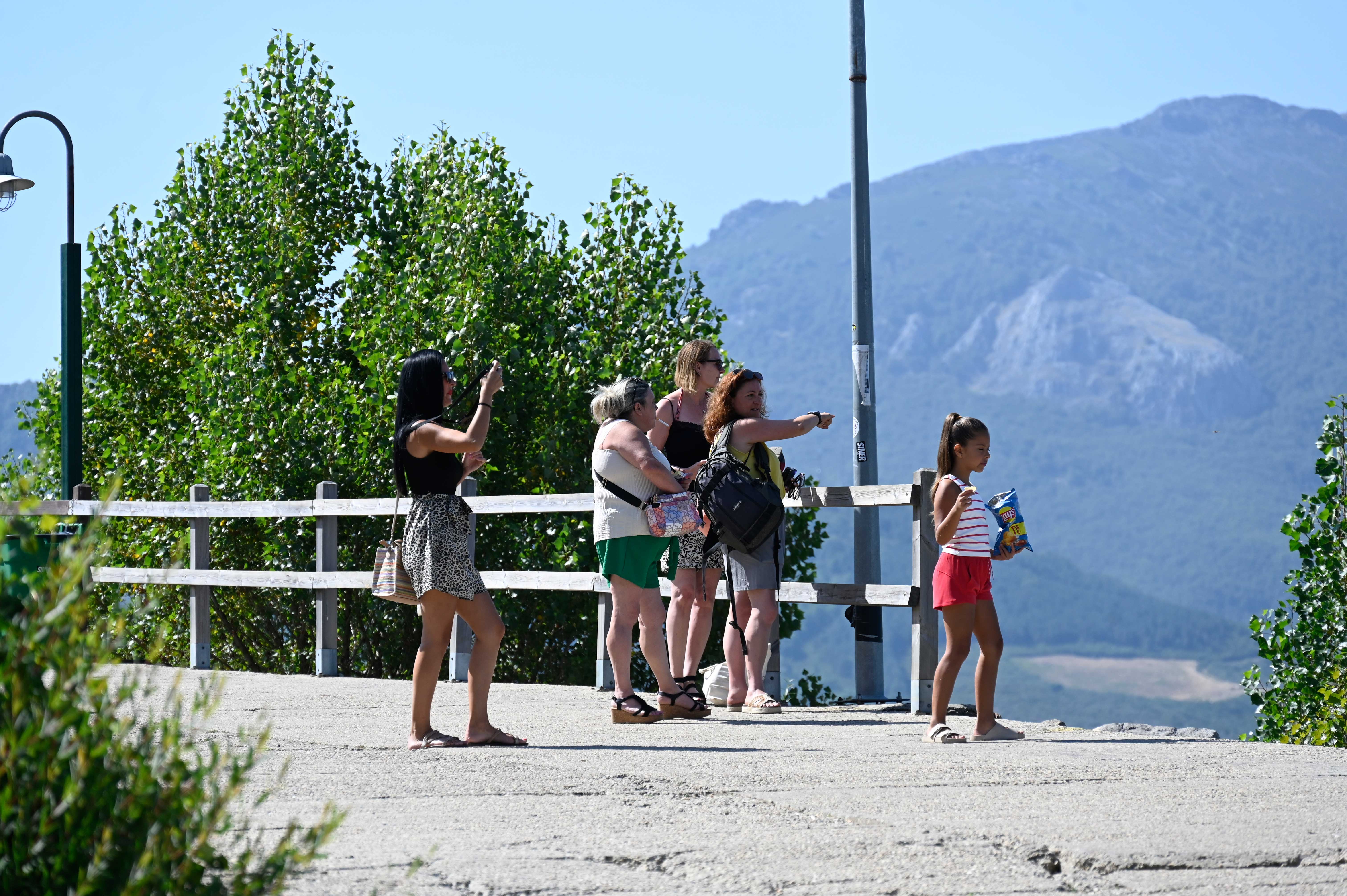 Imagen de archivo de turistas en el medio rural leonés. | SAÚL ARÉN