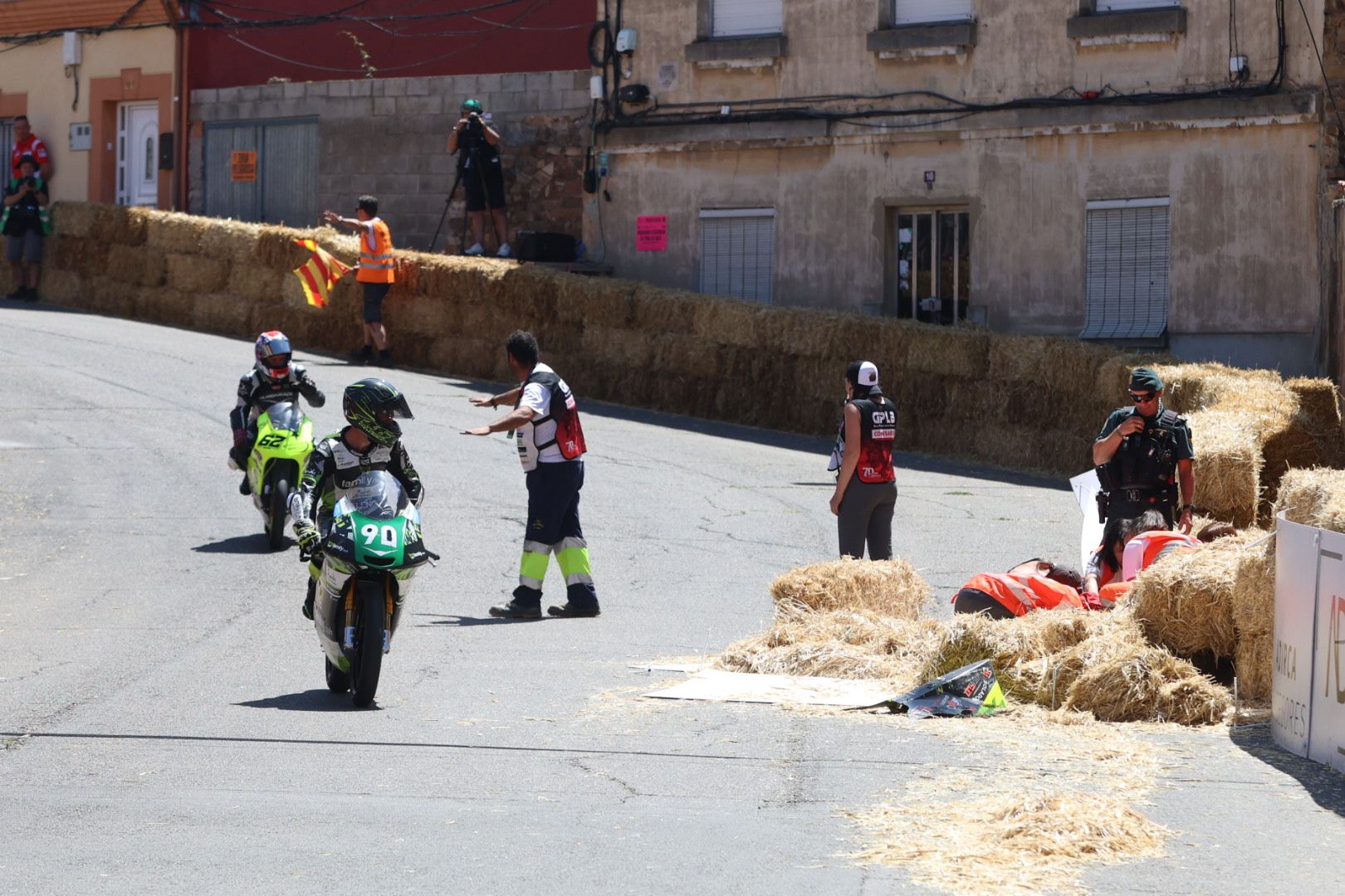 Momento del accidente durante el Gran Premio de Velocidad de La Bañeza. | FERNANDO OTERO Momento del accidente durante el Gran Premio de Velocidad de La Bañeza. | FERNANDO OTERO