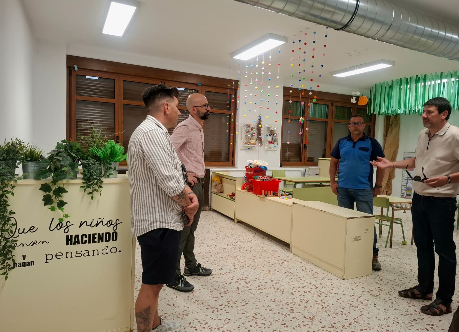Colegio beneficiado de la obra con la visita del subdelegado.