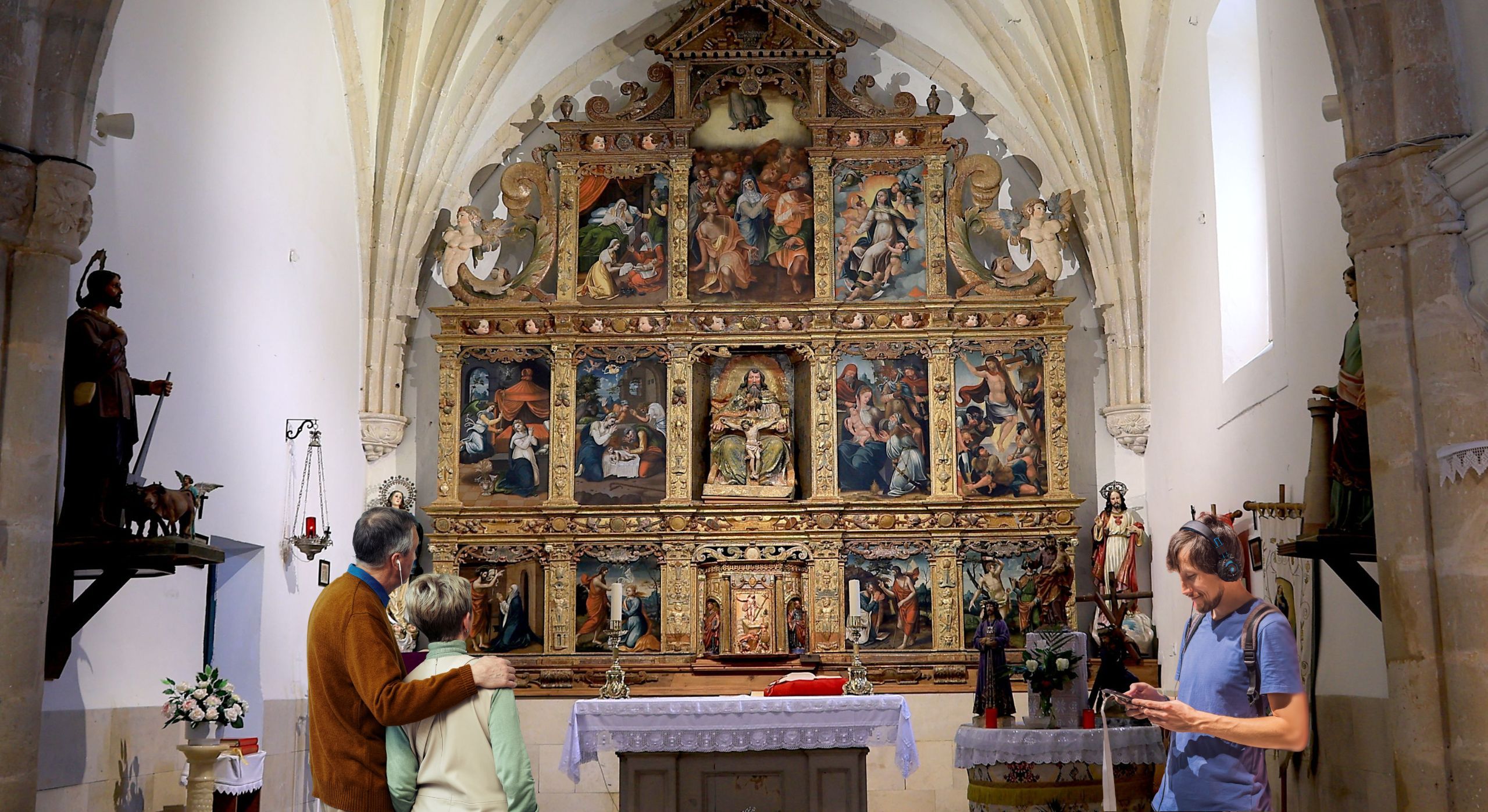 Una simulación de las audioguías en el retablo de Yugueros. | L.N.C.