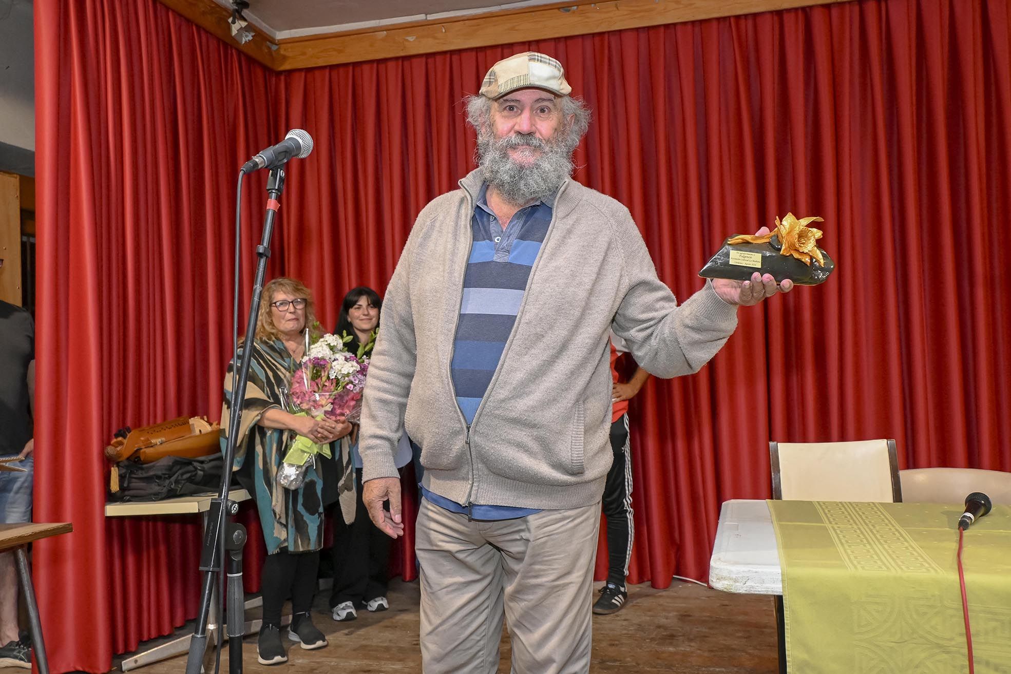 Fulgencio Fernández recibió el reconocimiento de vecinos, familiares y amigos en un emotivo acto que tuvo lugar el domingo por la noche. | REPORTAJE GRÁFICO: MAURICIO PEÑA
