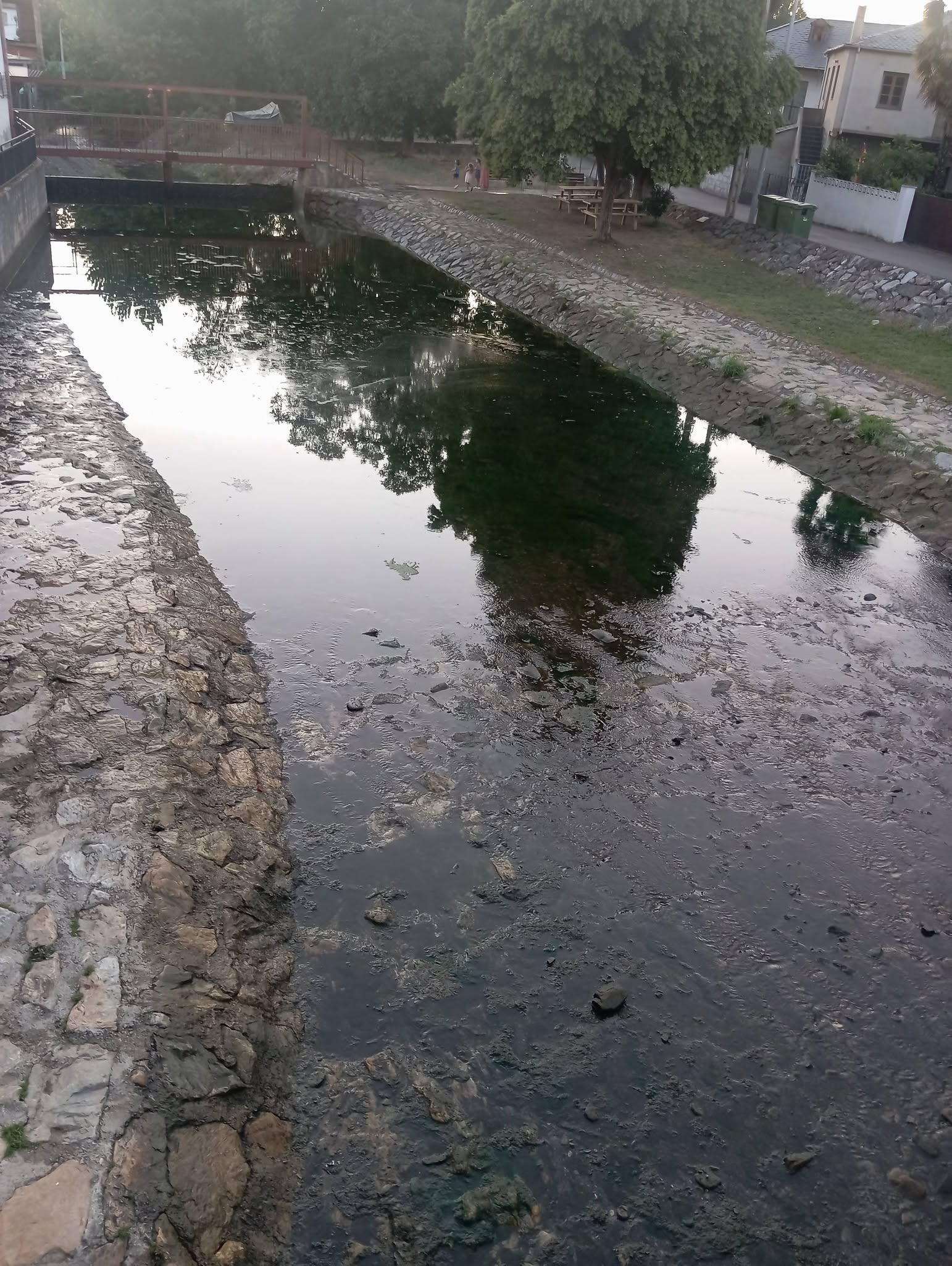 Toral de Merayo ha decidido cerrar su zona de baño por la falta de caudal.
