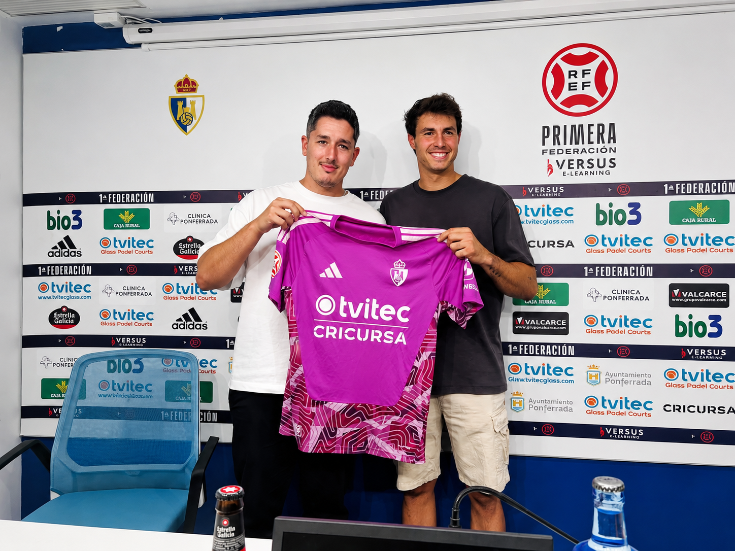 Álex Domínguez durante su presentación con la Ponferradina junto a Jesús Fernández. RAÚL FERNÁNDEZ
