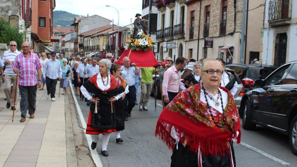 Imagen de archivo de la procesión en honor a San Roque en Boñar.  | ALFREDO HURTADO