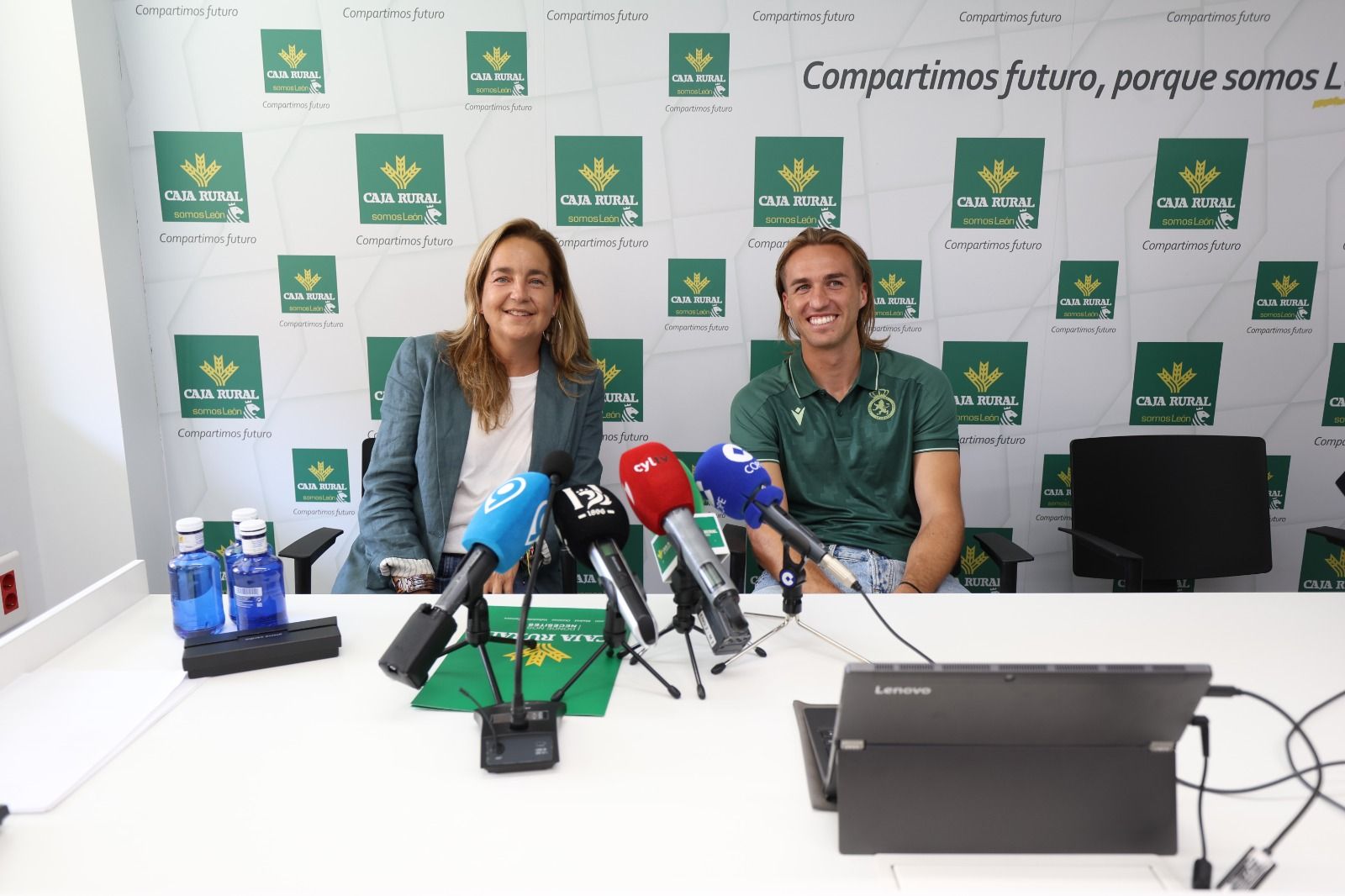 Pedro Benito fue presentado como nuevo jugador de la Cultural Leonesa junto a Natichu Alvarado y Asier Goiria. FERNANDO OTERO