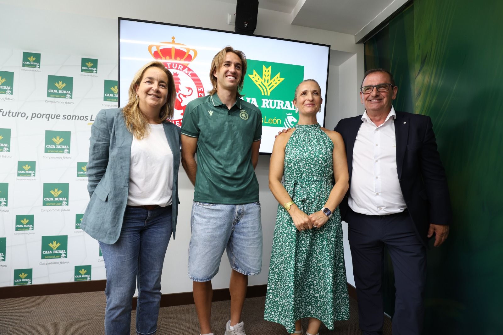 Uno de los momentos de la renovación de patrocinio de Caja Rural y la Cultural Leonesa. FERNANDO OTERO
