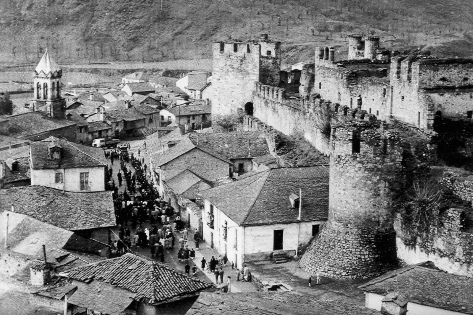 Vista panorámica de la calle, con las casas adosadas a la muralla de la fortaleza.