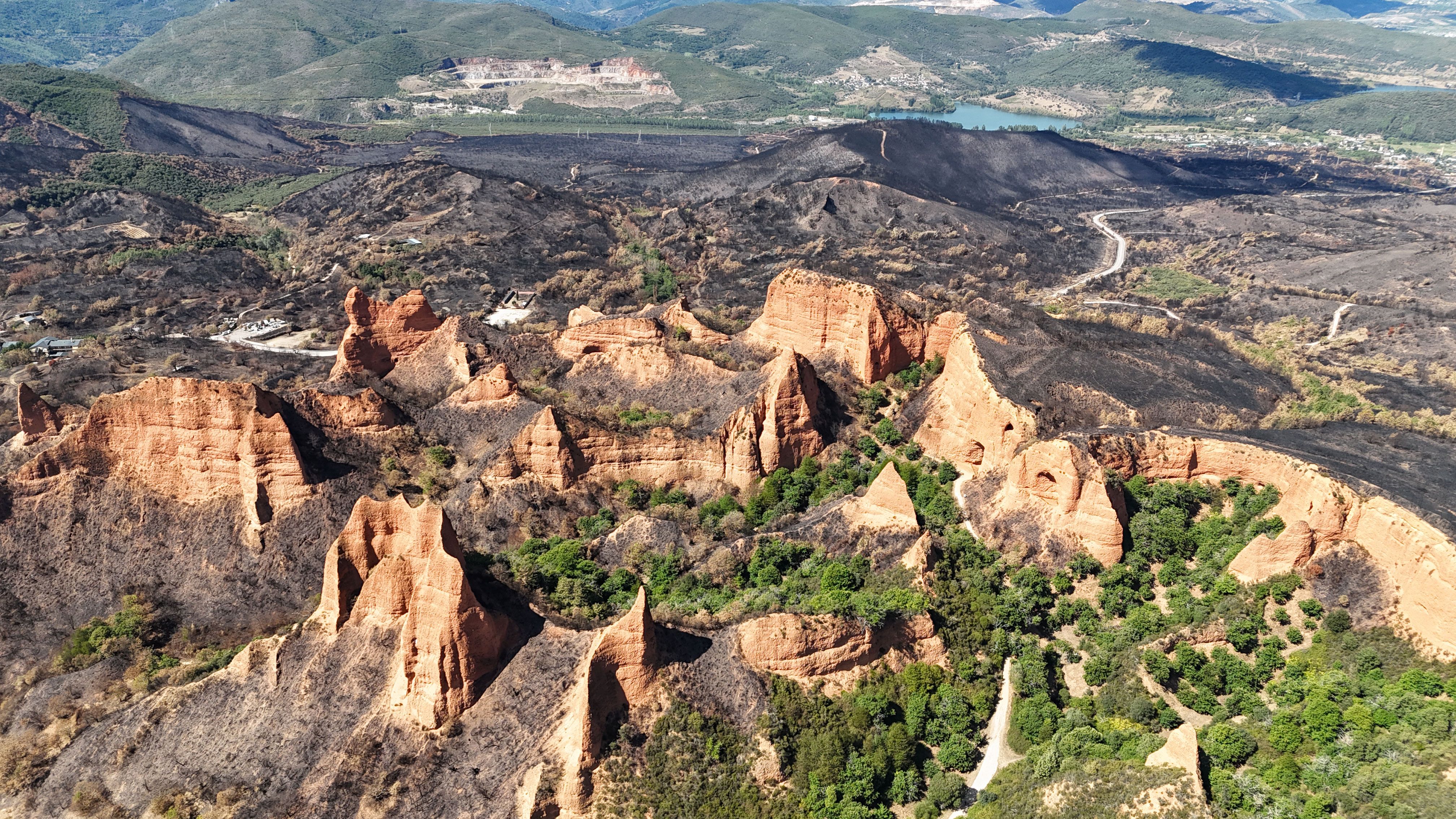 Las Médulas, fundidas a negro tras el incendio de 2025. | JAVIER FERNÁNDEZ LOZANO Las Médulas, fundidas a negro tras el incendio de 2025. | JAVIER FERNÁNDEZ LOZANO