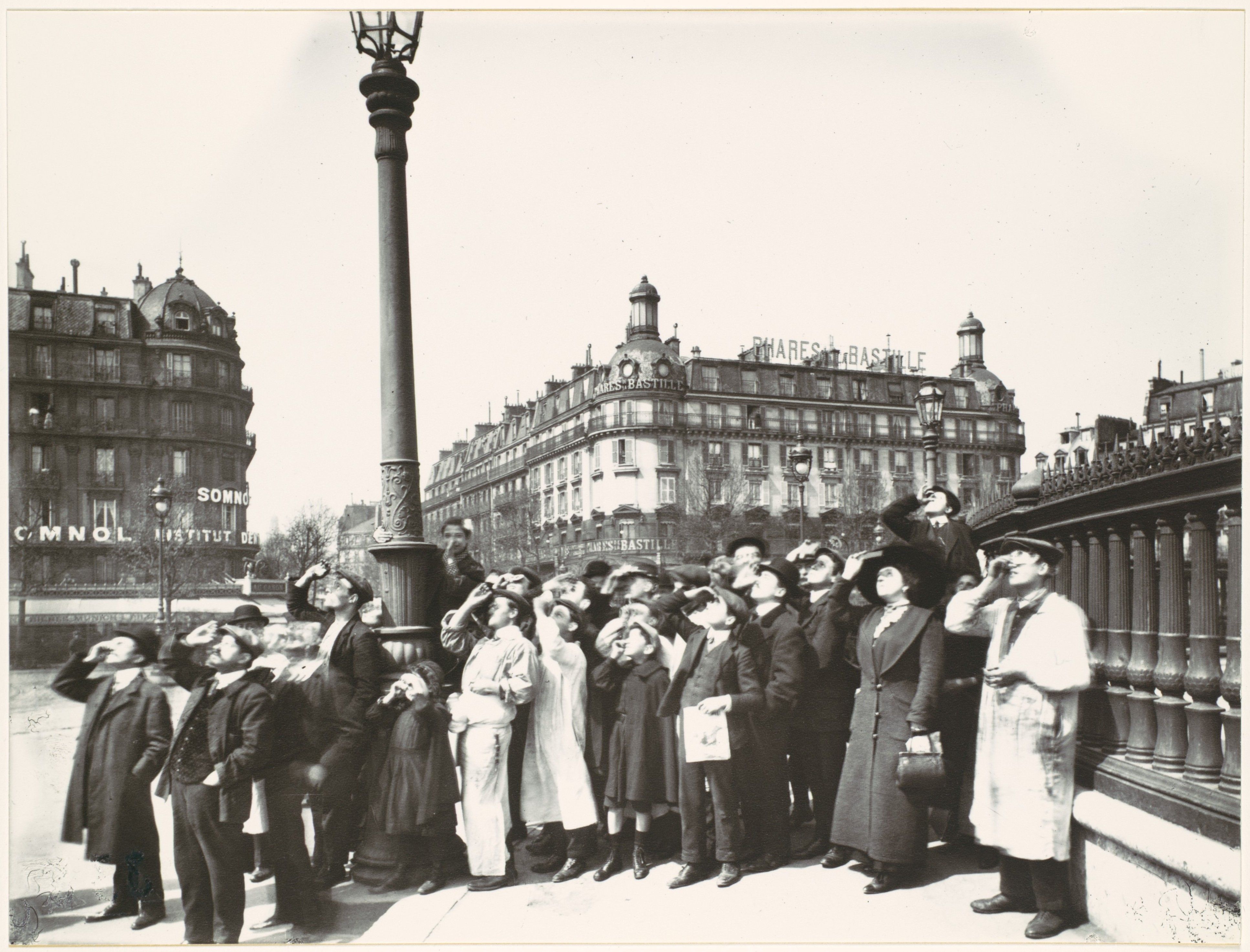 Eclipse en la plaza de la Bastilla de París (imagen de 1912). | EUGÈNE ATGET Eclipse en la plaza de la Bastilla de París (imagen de 1912). | EUGÈNE ATGET