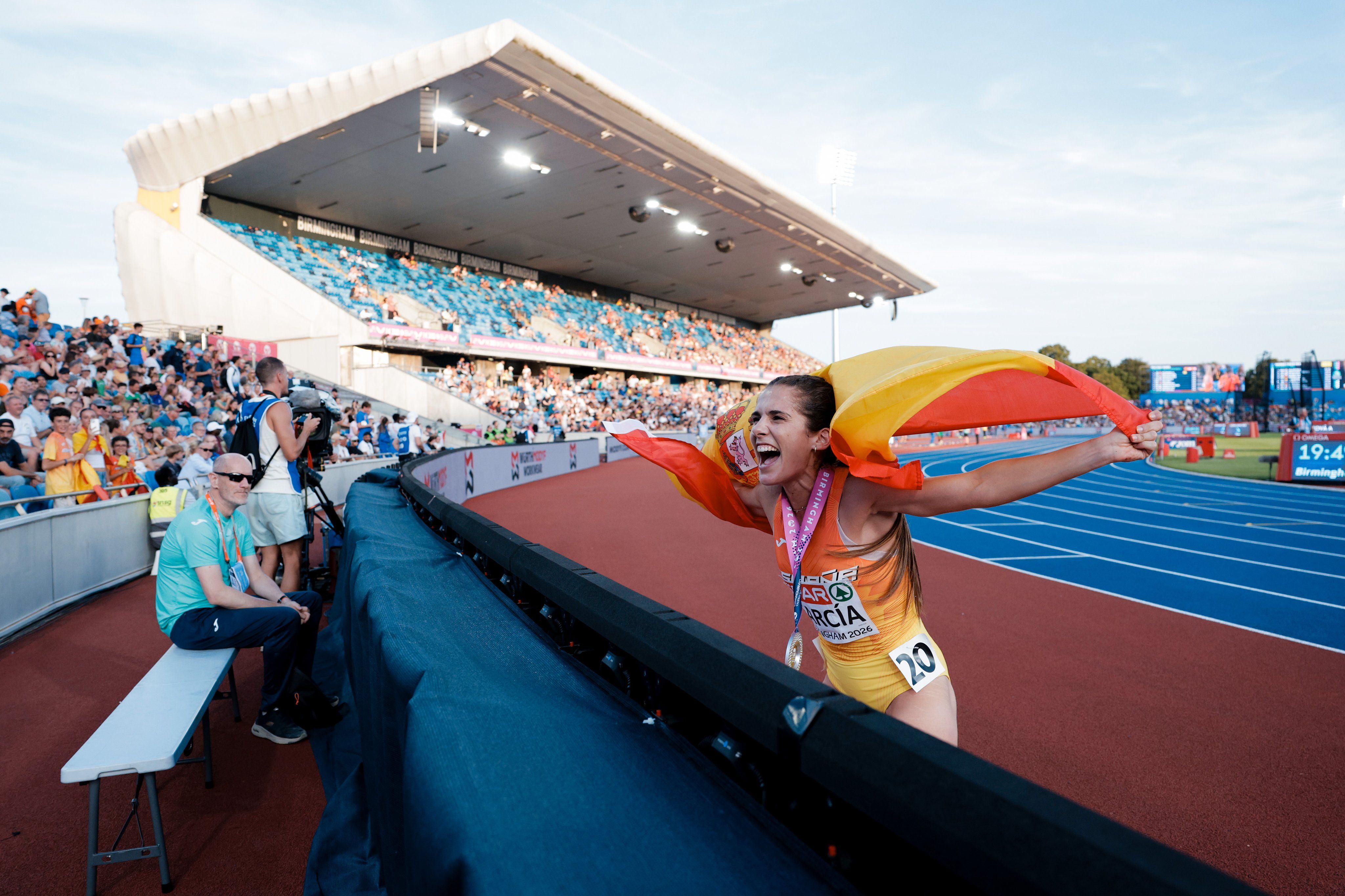 Marta García celebrando con su medalla de plata tras su carrera en Birmingham. RFEA