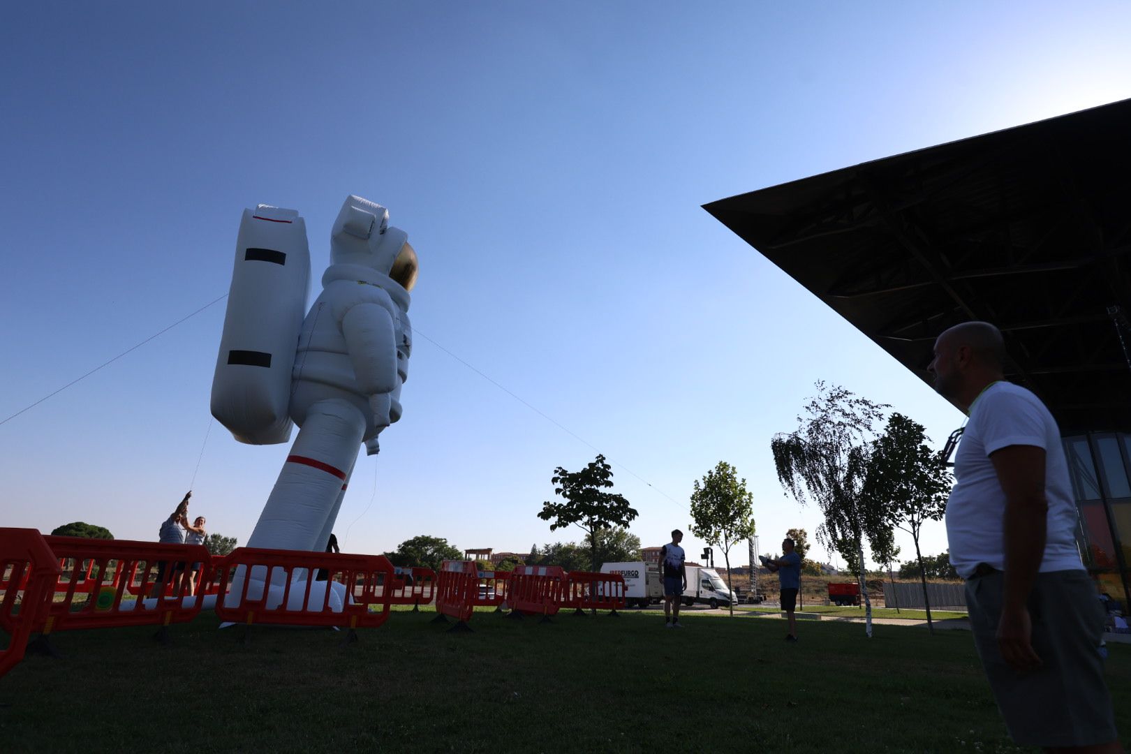 Preparativos en el Palacio de Exposiciones de León para el acto de la ESA con motivo del eclipse. | FERNANDO OTERO Preparativos en el Palacio de Exposiciones de León para el acto de la ESA con motivo del eclipse. | FERNANDO OTERO