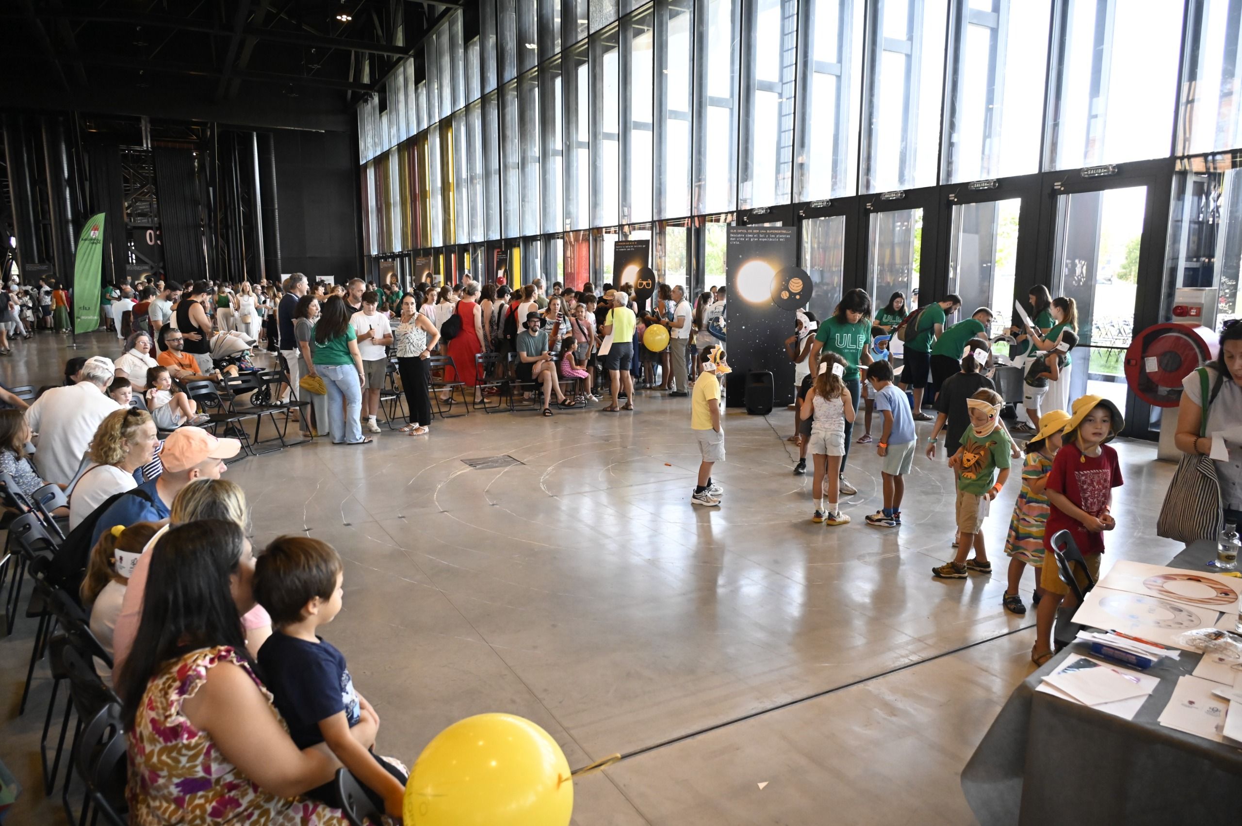 Talleres de la ESA en el Palacio de Exposiciones en torno al eclipse solar. | SAÚL ARÉN