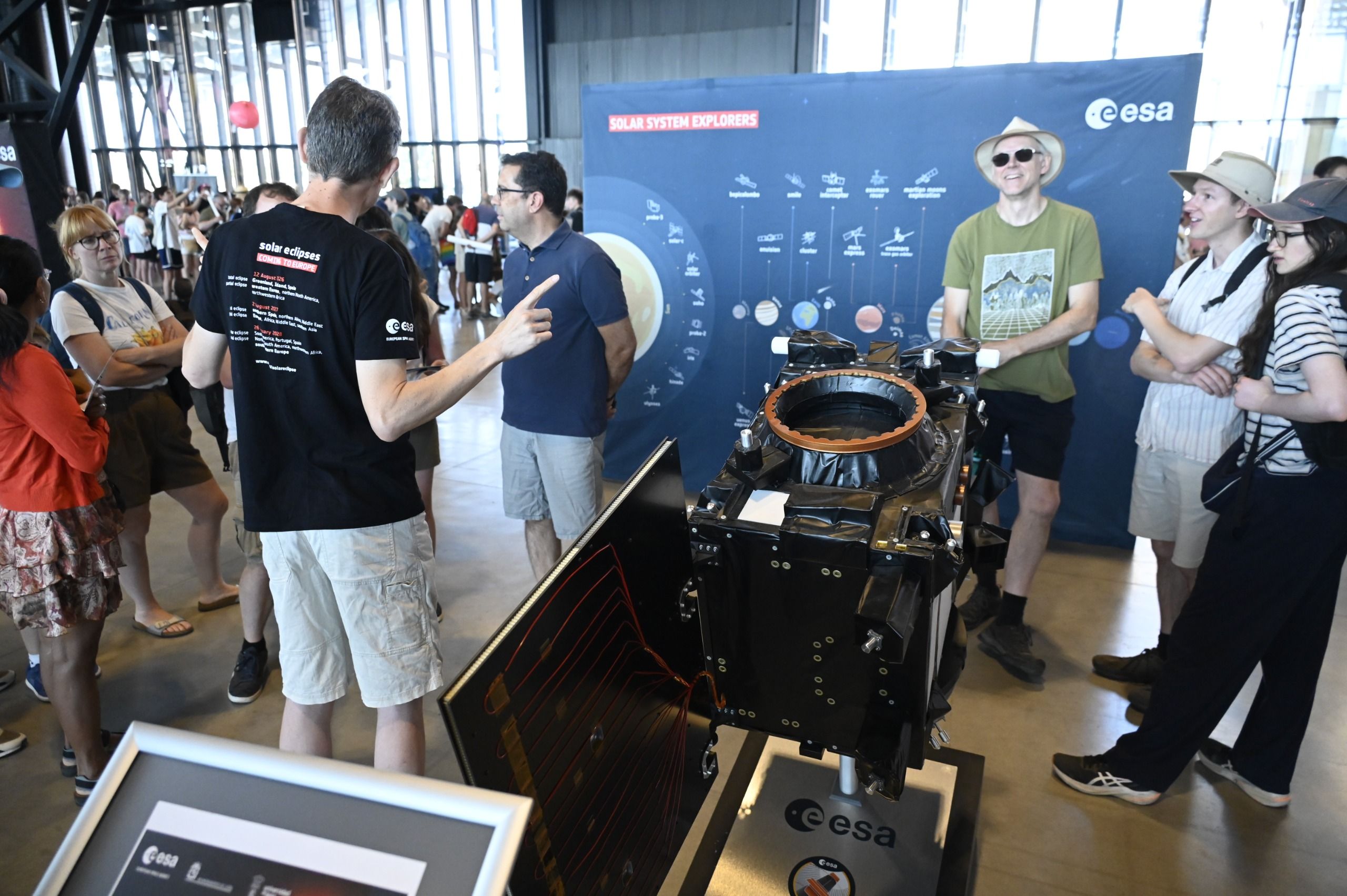 Talleres de la ESA en el Palacio de Exposiciones en torno al eclipse solar. | SAÚL ARÉN