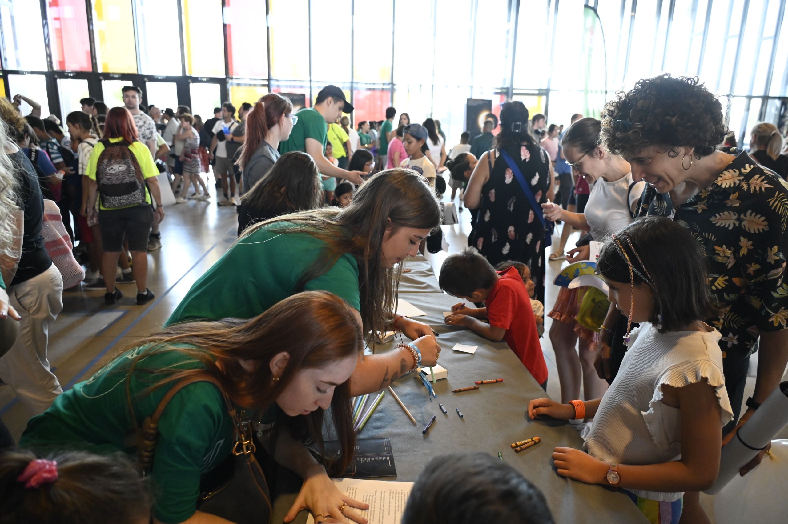 Talleres de la ESA en el Palacio de Exposiciones en torno al eclipse solar. | SAÚL ARÉN