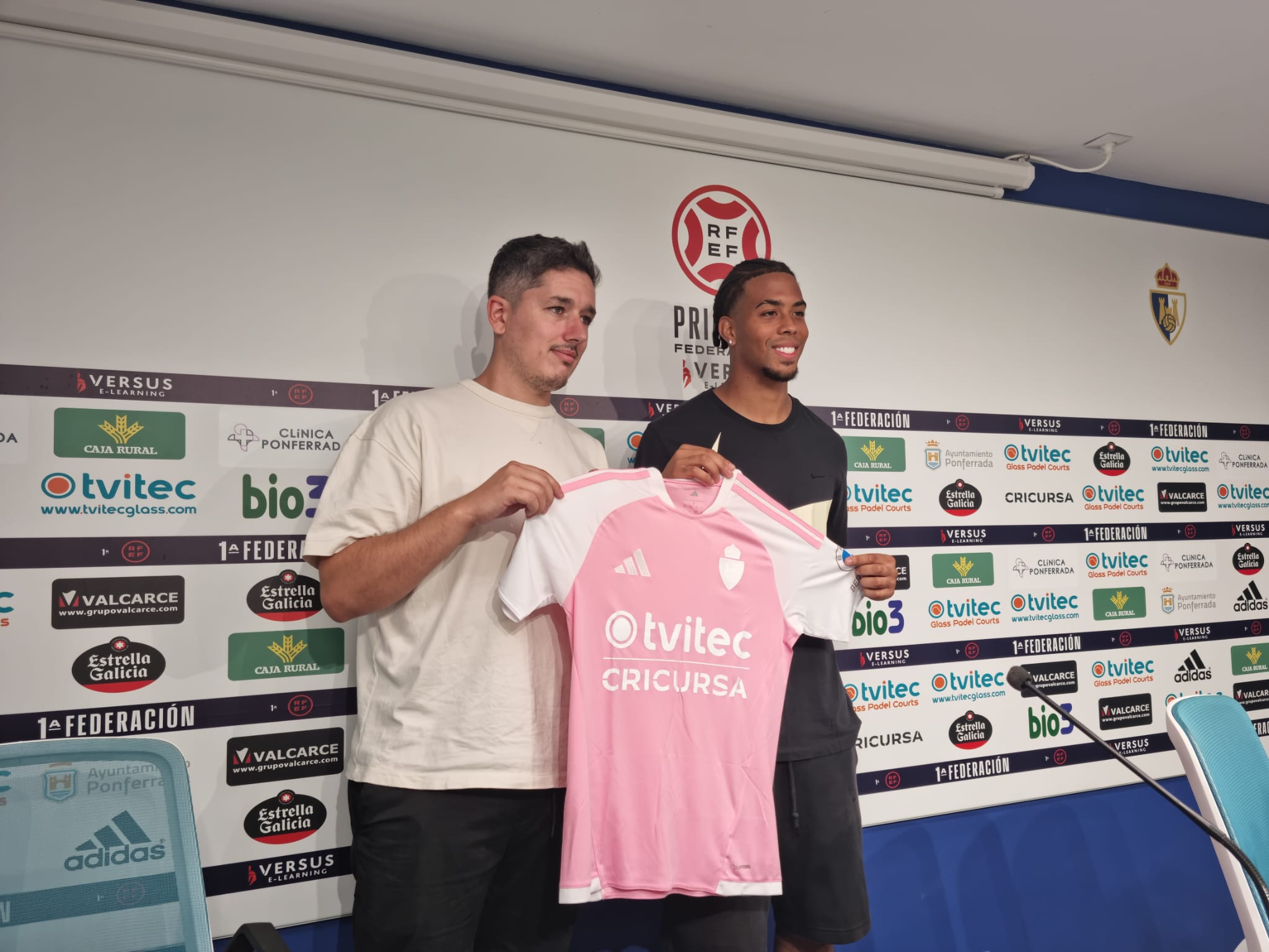 José De León durante su presentación con la Ponferradina en El Toralín. RAÚL FERNÁNDEZ