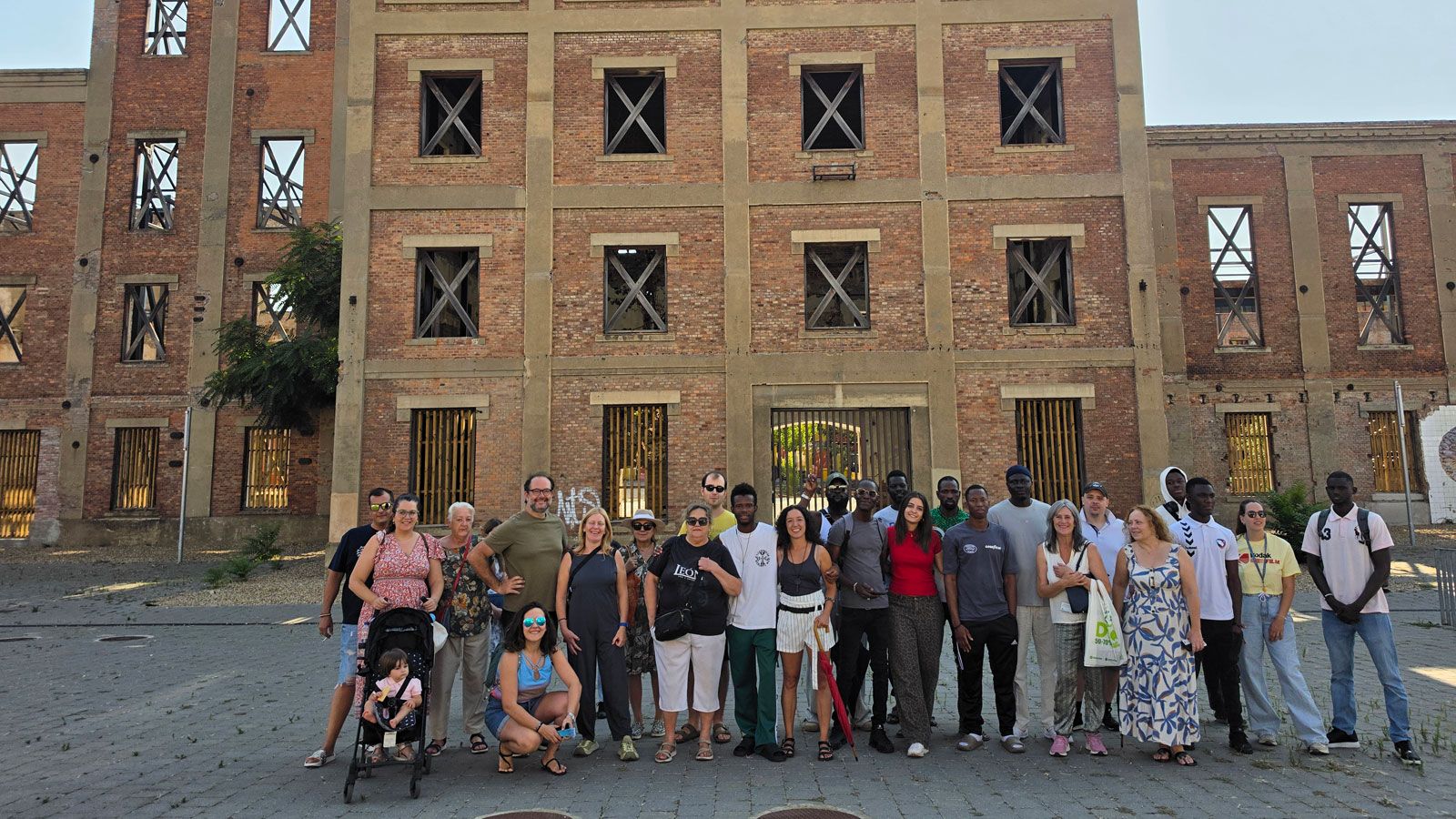 Los participantes en el paseo ante la Azucarera de Santa Elvira. | L.N.C