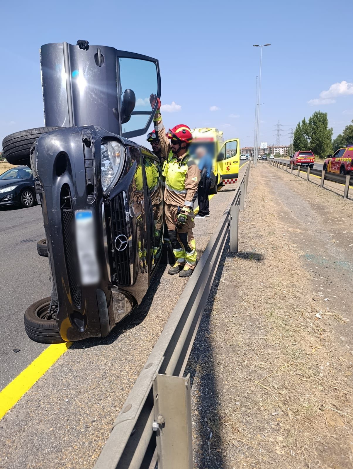 El turismo en el que viajaba el herido sufrió una salida de vía y quedó volcado sobre uno de sus laterales. | BOMBEROS AYTO. DE LEÓN