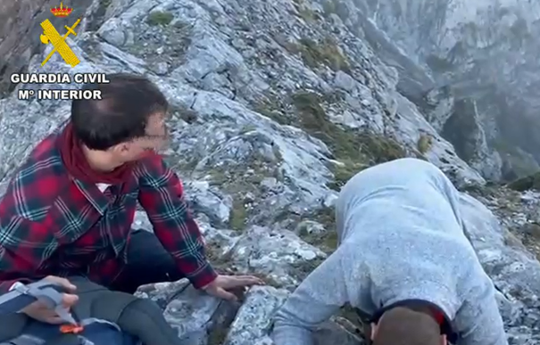 Montañeros enriscados en el entorno del refugio de Collado Jermoso. | GUARDIA CIVIL