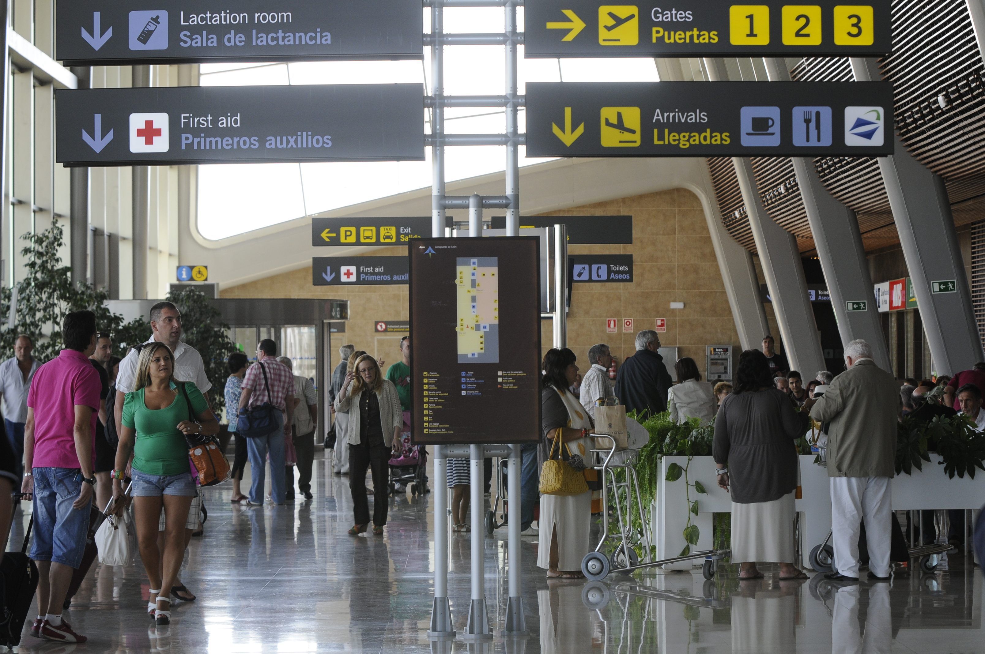 El verano es la época con mayor actividad en la terminal de viajeros del aeropuerto de León. | MAURICIO PEÑA El verano es la época con mayor actividad en la terminal de viajeros del aeropuerto de León. | MAURICIO PEÑA