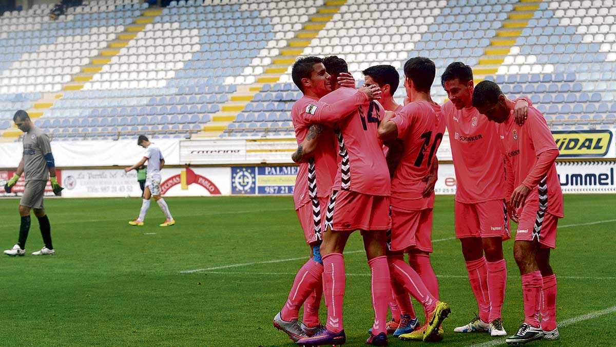 Los jugadores de la Cultural celebran un gol ante la Mutilvera. | DANIEL MARTIN