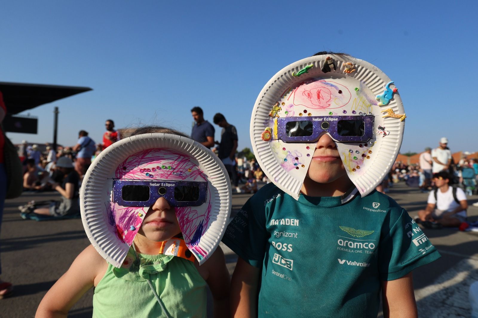 Observación del eclipse solar desde el Palacio de Exposiciones de León. | FERNANDO OTERO Observación del eclipse solar desde el Palacio de Exposiciones de León. | FERNANDO OTERO