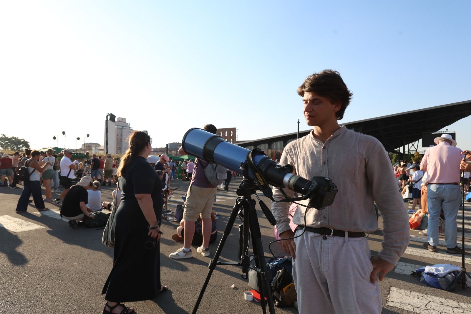 Observación del eclipse solar desde el Palacio de Exposiciones de León. | FERNANDO OTERO Observación del eclipse solar desde el Palacio de Exposiciones de León. | FERNANDO OTERO