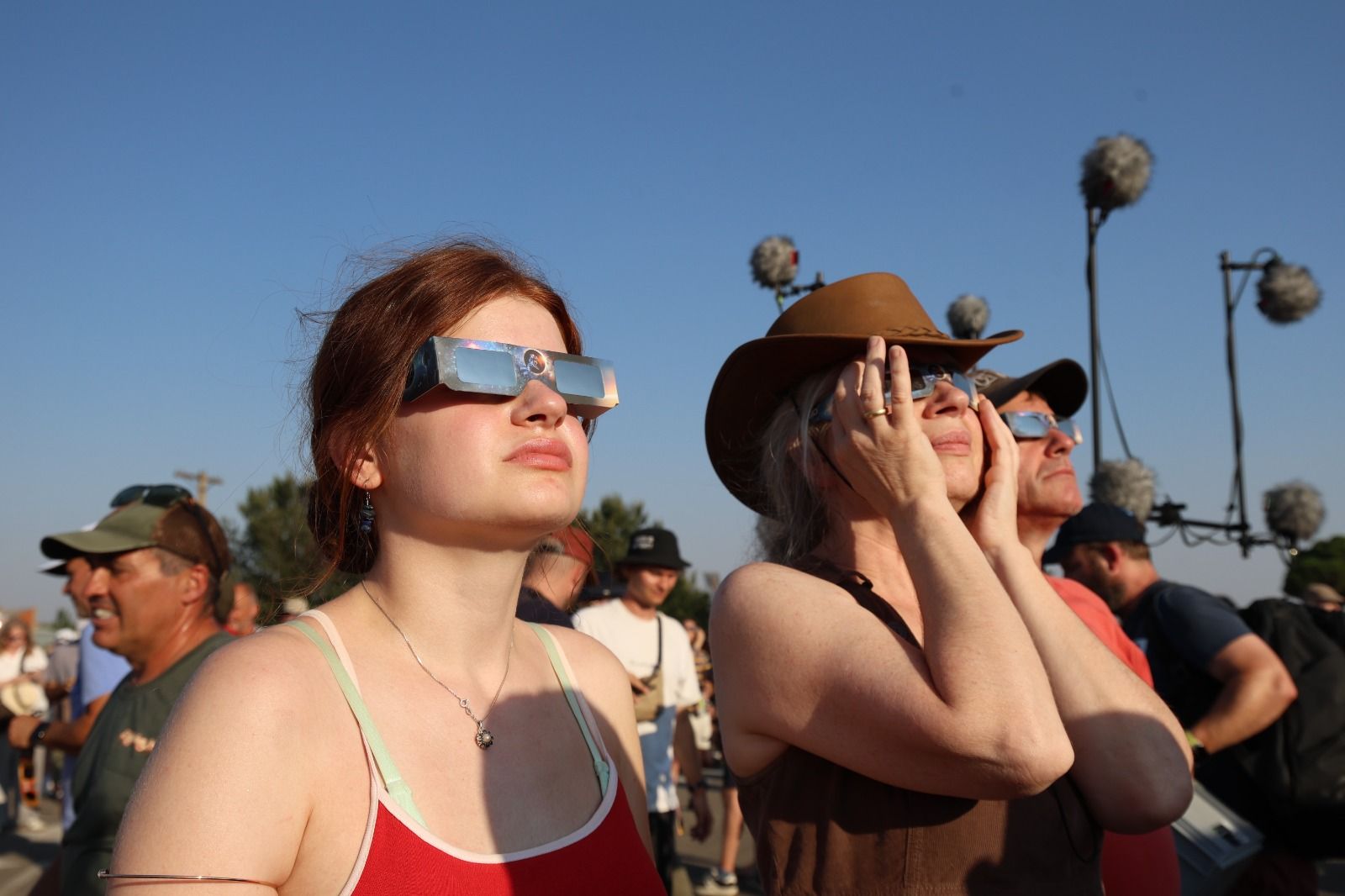 Observación del eclipse solar desde el Palacio de Exposiciones de León. | FERNANDO OTERO Observación del eclipse solar desde el Palacio de Exposiciones de León. | FERNANDO OTERO