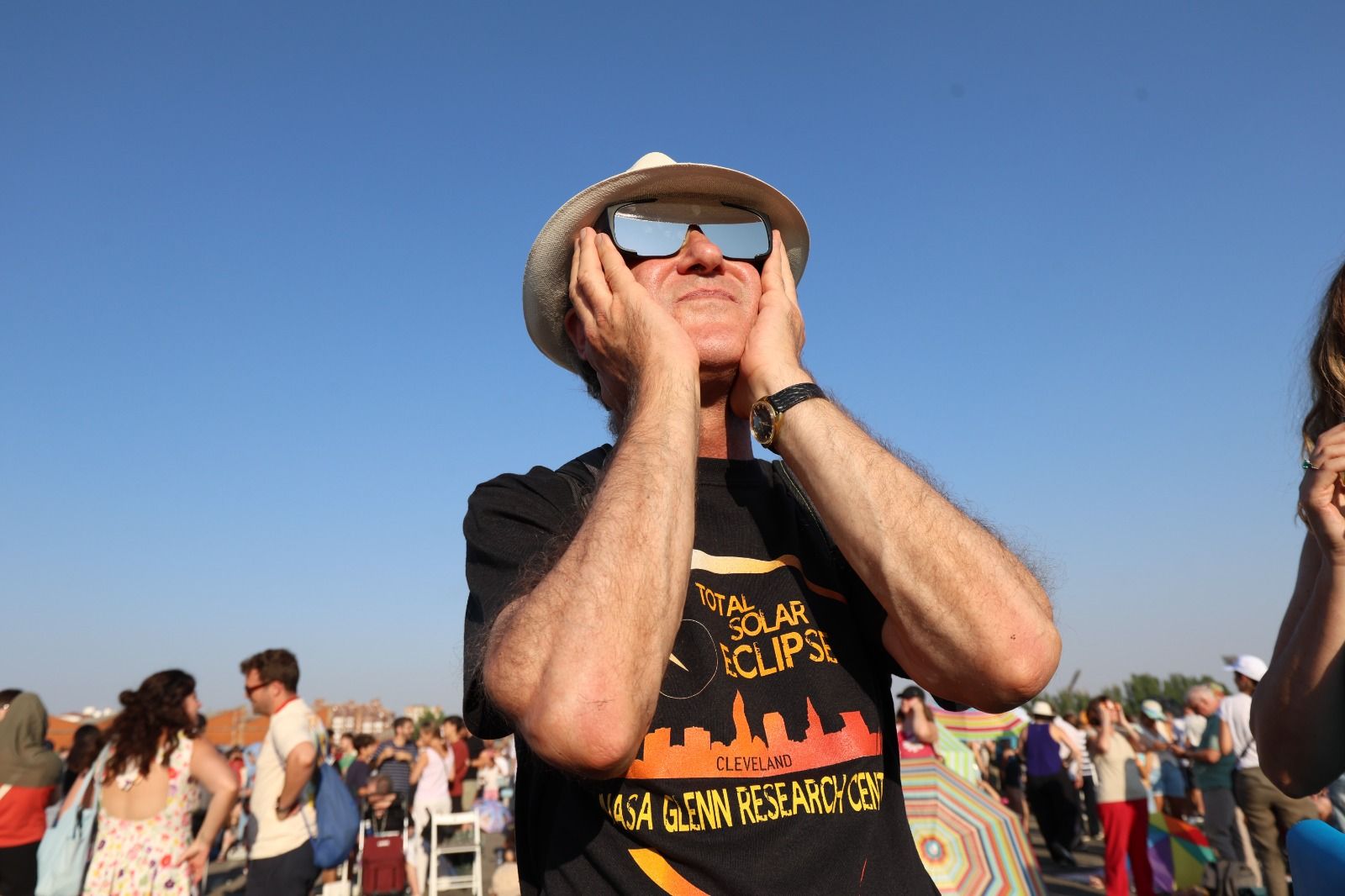 Observación del eclipse solar desde el Palacio de Exposiciones de León. | FERNANDO OTERO Observación del eclipse solar desde el Palacio de Exposiciones de León. | FERNANDO OTERO