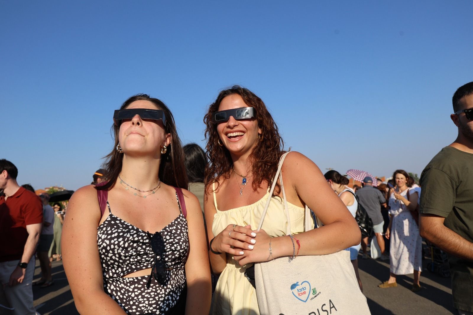 Observación del eclipse solar desde el Palacio de Exposiciones de León. | FERNANDO OTERO Observación del eclipse solar desde el Palacio de Exposiciones de León. | FERNANDO OTERO