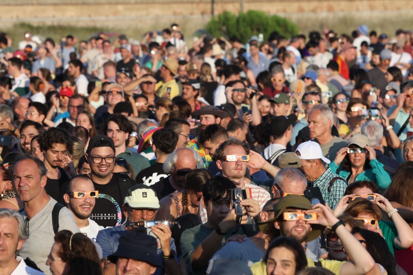 Observación del eclipse solar desde el Palacio de Exposiciones de León. | FERNANDO OTERO Observación del eclipse solar desde el Palacio de Exposiciones de León. | FERNANDO OTERO