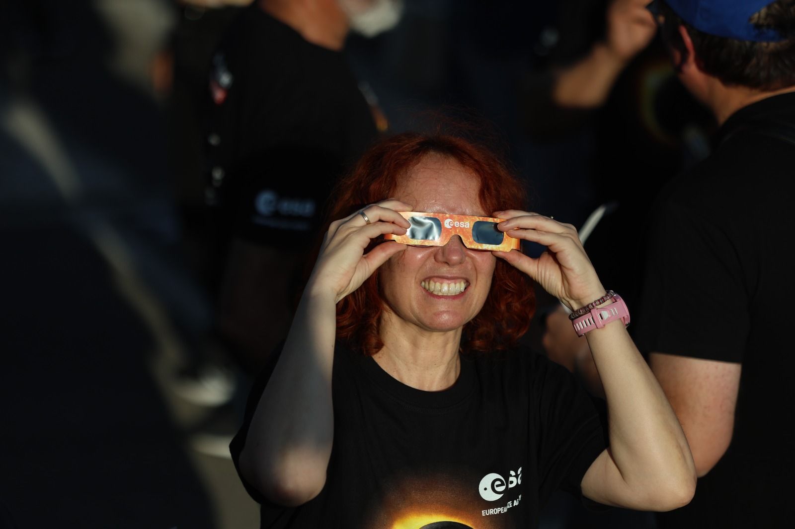 Observación del eclipse solar desde el Palacio de Exposiciones de León. | FERNANDO OTERO Observación del eclipse solar desde el Palacio de Exposiciones de León. | FERNANDO OTERO