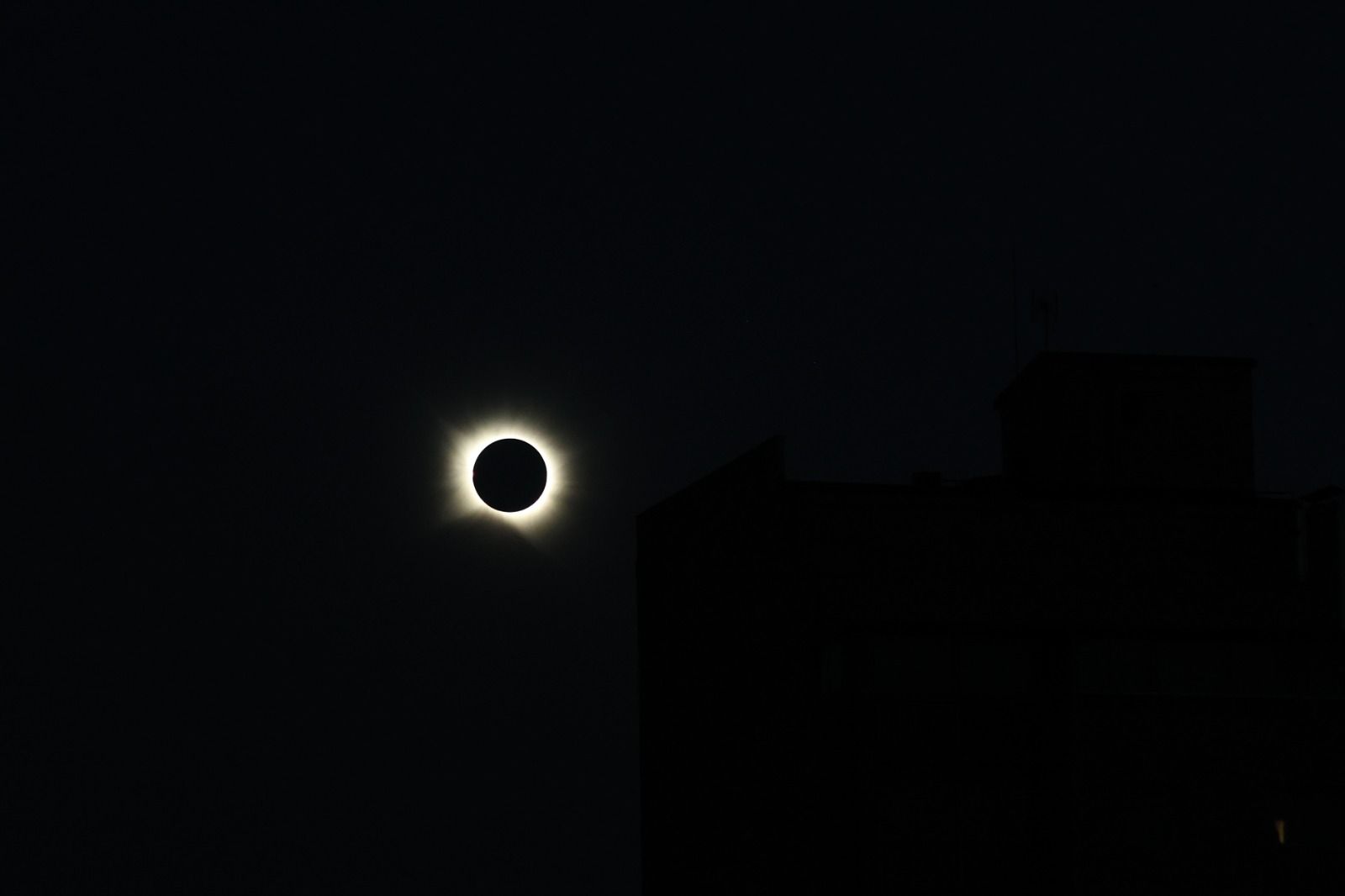 Observación del eclipse solar desde el Palacio de Exposiciones de León. | FERNANDO OTERO Observación del eclipse solar desde el Palacio de Exposiciones de León. | FERNANDO OTERO