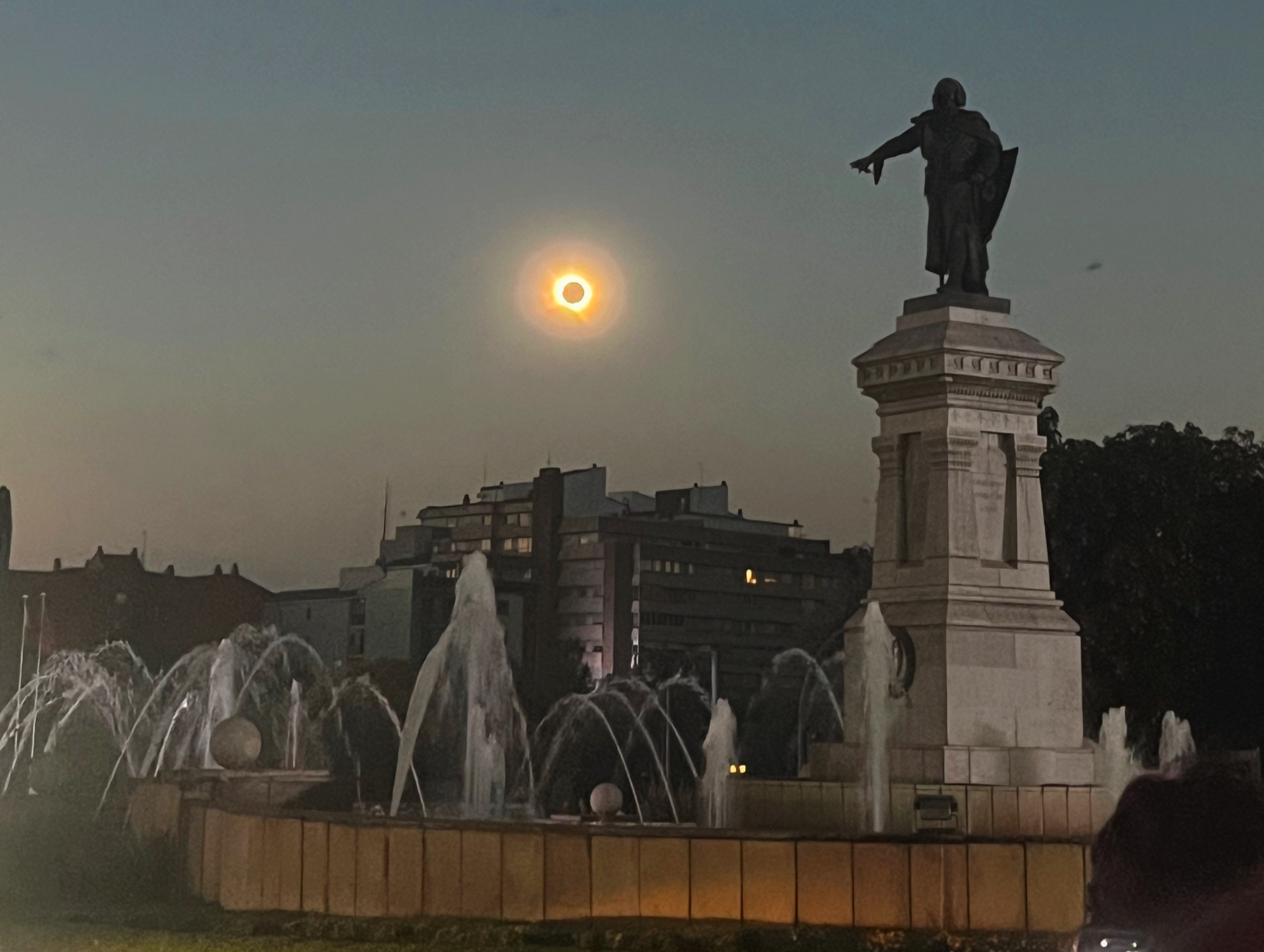 Guzmán, con el eclipse solar al fondo | DIEGO PÉREZ CILLERO