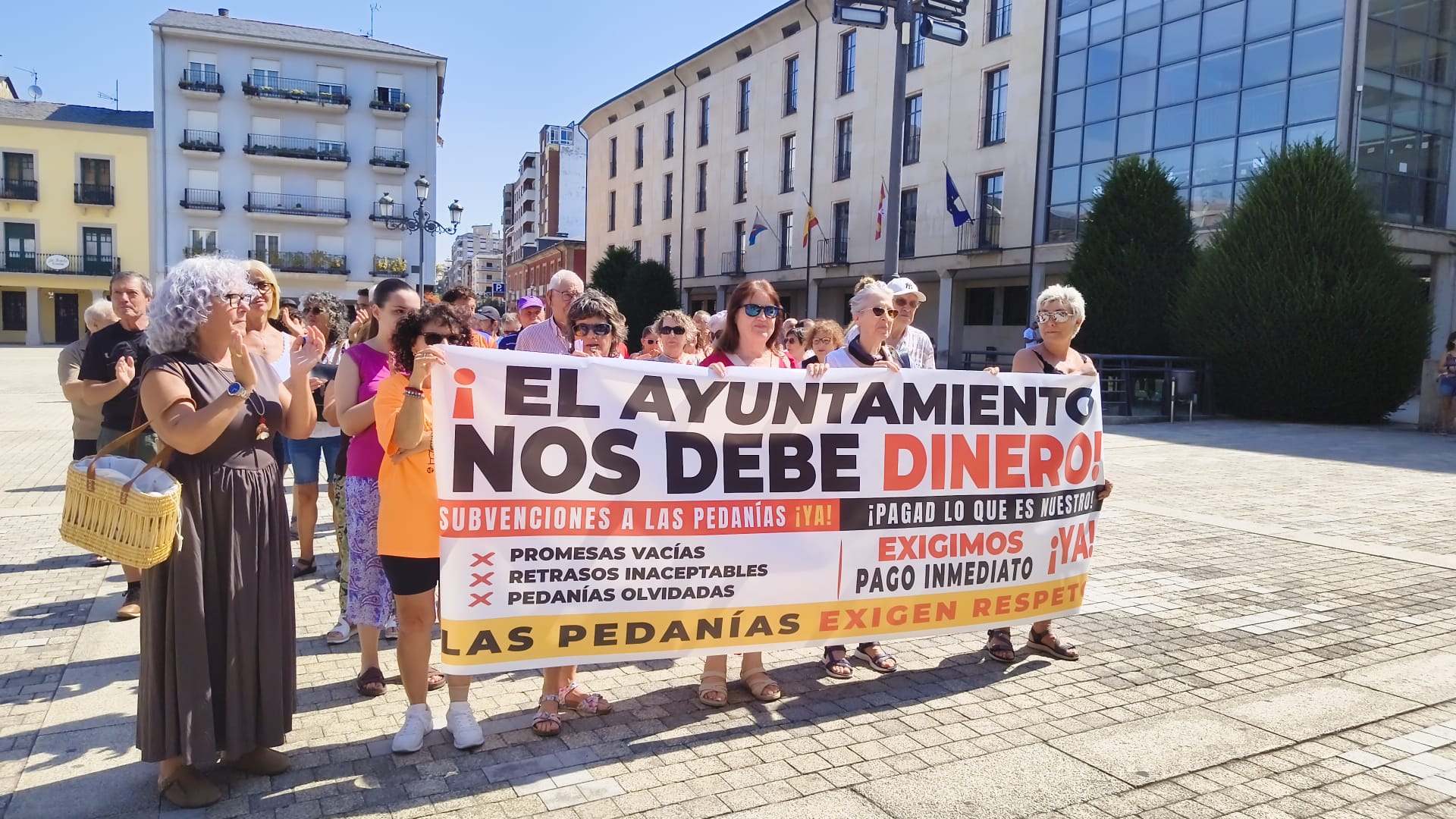 Protesta de las pedanías ante el Ayuntamiento de Ponferrada. | MAR IGLESIAS