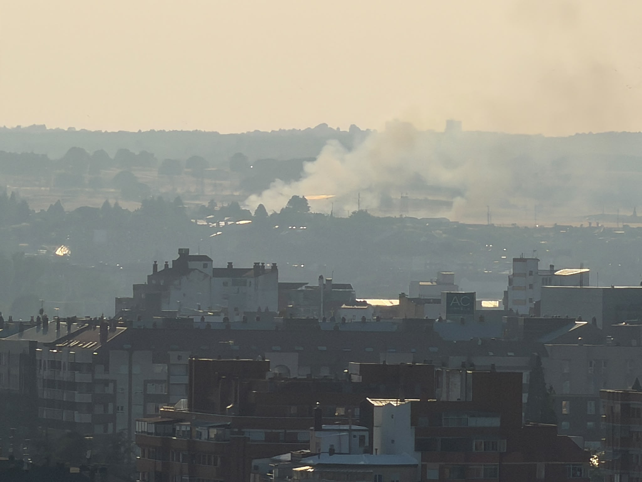 Incendio en unos solares de Trobajo del Camino durante el eclipse solar | SAÚL ARÉN Incendio en unos solares de Trobajo del Camino durante el eclipse solar | SAÚL ARÉN