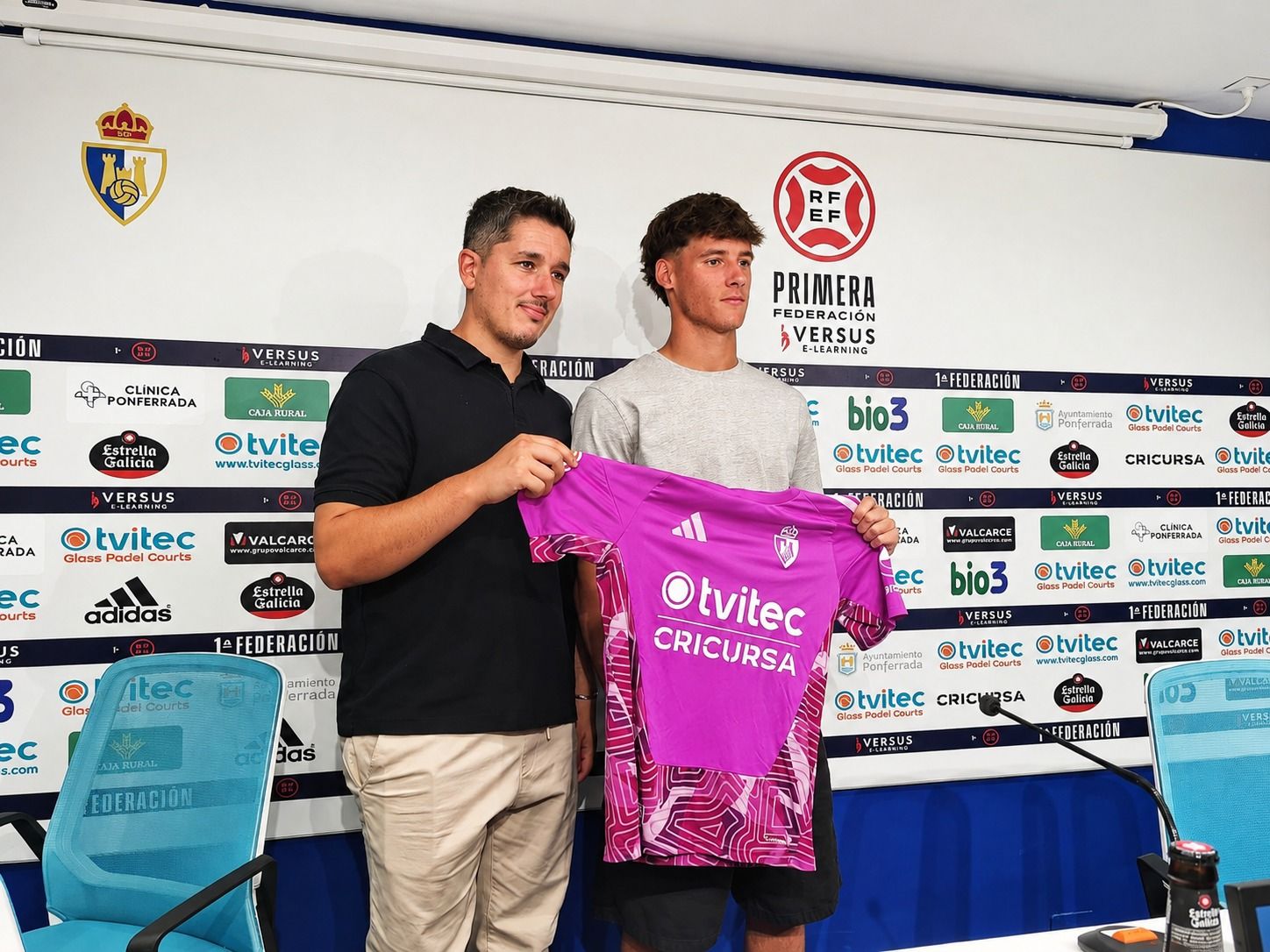 Alvin Abajas durante su presentación con la Deportiva en El Toralín. RAÚL FERNÁNDEZ Alvin Abajas durante su presentación con la Deportiva en El Toralín. RAÚL FERNÁNDEZ
