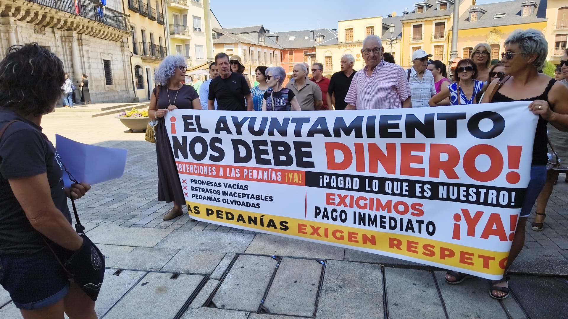 Manifestación de las pedanías a las puertas del Ayuntamiento. | MAR IGLESIAS