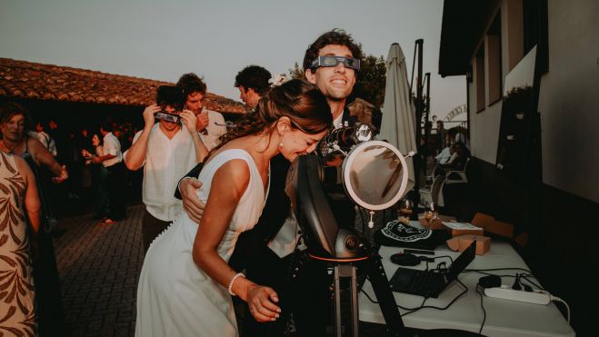 Laura González y Dani Sors utilizan el telescopio que la pareja transportó hasta Villomar para ver el eclipse solar