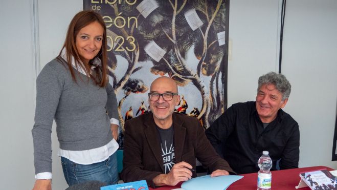 Víctor Coyote, en el medio, en la Feria del Libro de León. VICENTE GARCÍA