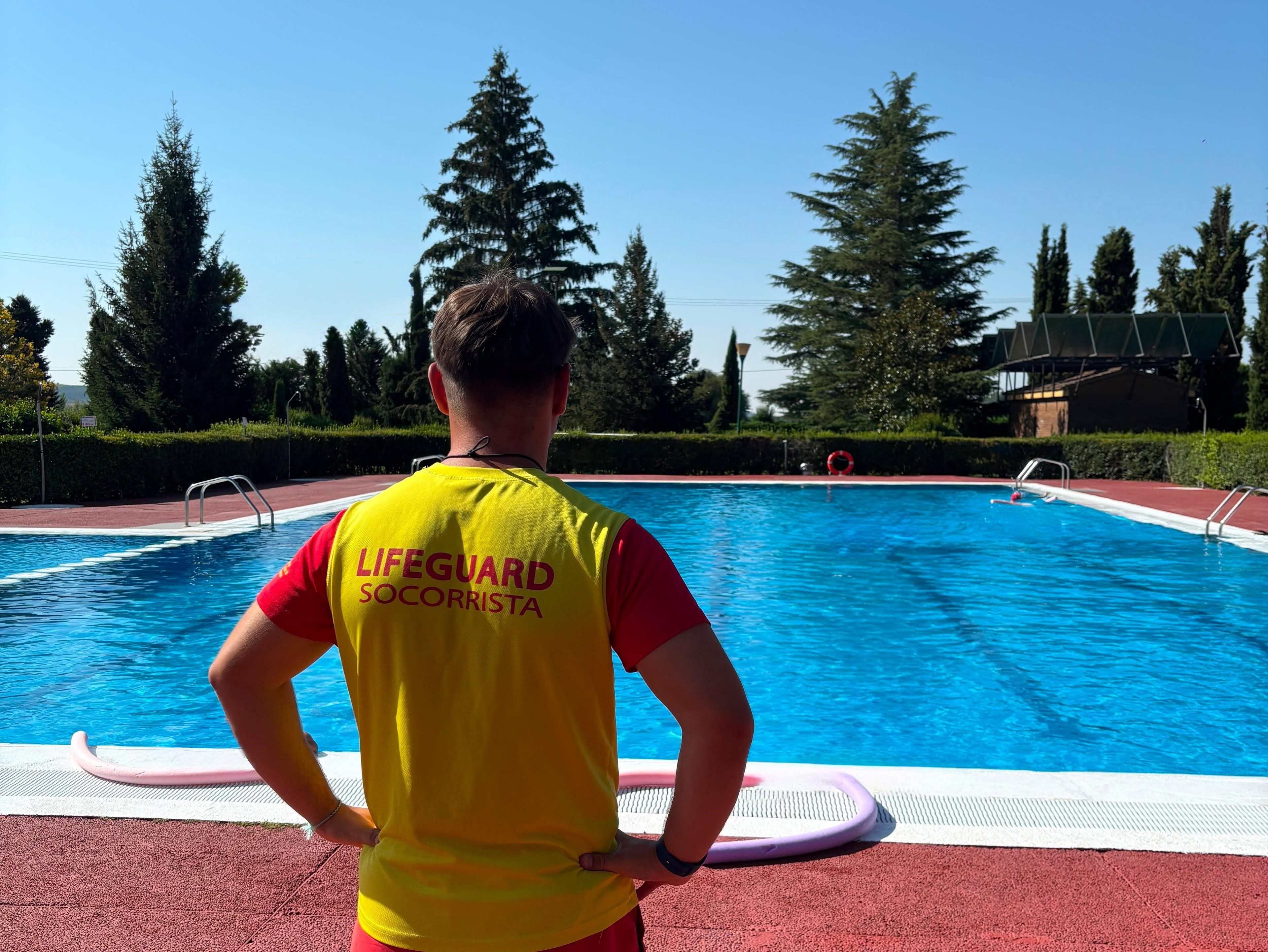 Valentín Lyubomirov Tsankov vigilando las piscinas de Villanueva del Condado | L.N.C.