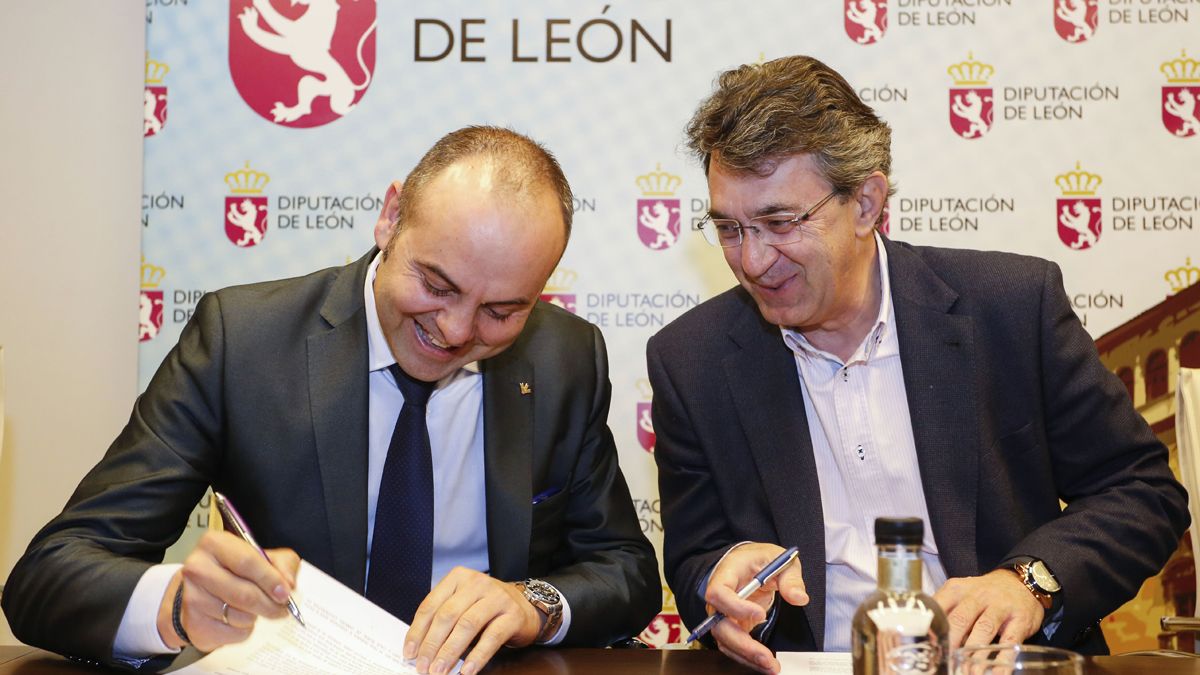 El presidente de la Diputación, Juan Martínez Majo (d), firma un convenio de colaboración con el responsable de zona de Caja Rural, Alejandro Hidalgo . | ICAL El presidente de la Diputación, Juan Martínez Majo (d), firma un convenio de colaboración con el responsable de zona de Caja Rural, Alejandro Hidalgo . | ICAL