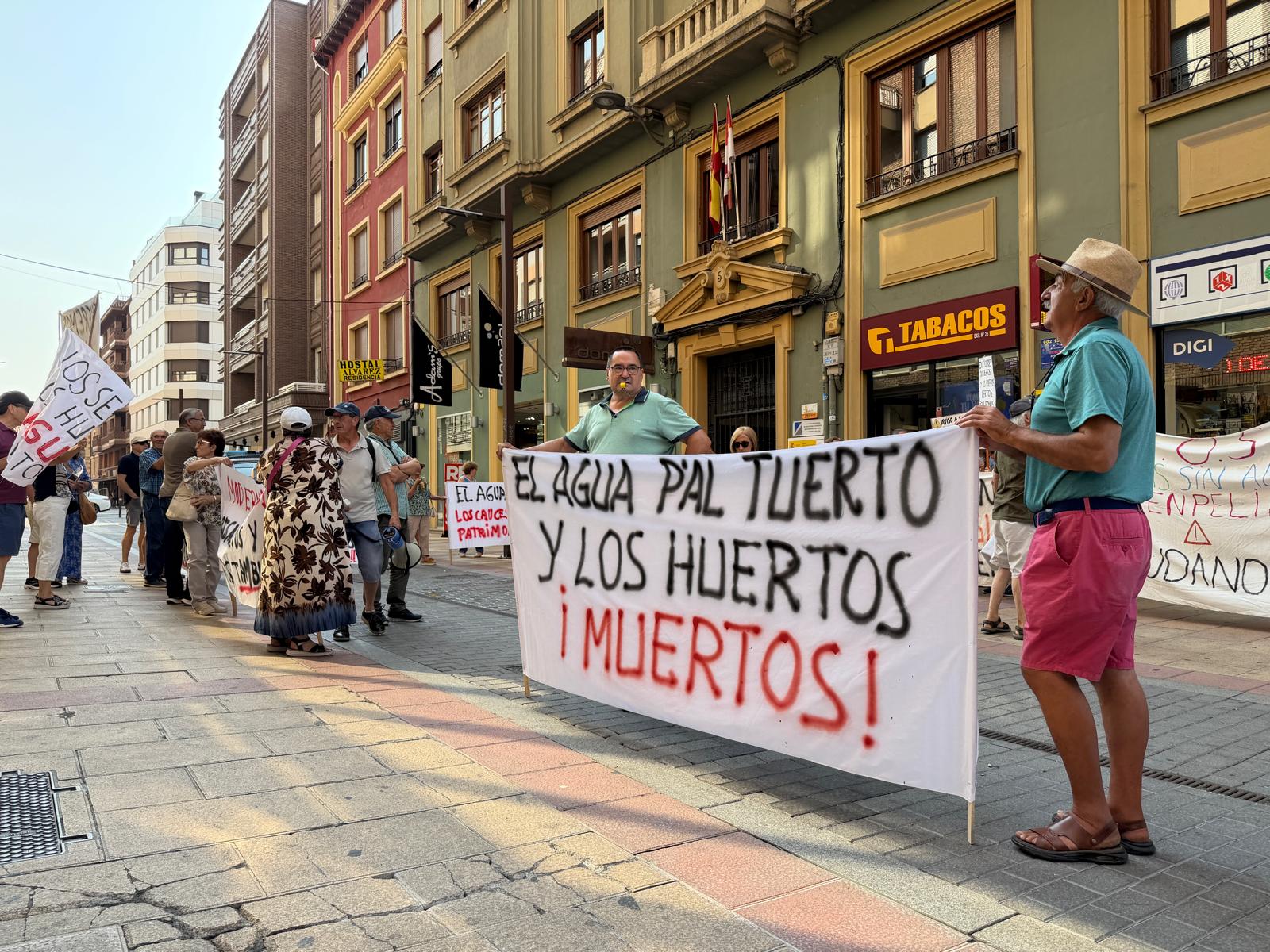La concentración de los regantes del Órbigo frente a la CHD, en imágenes 