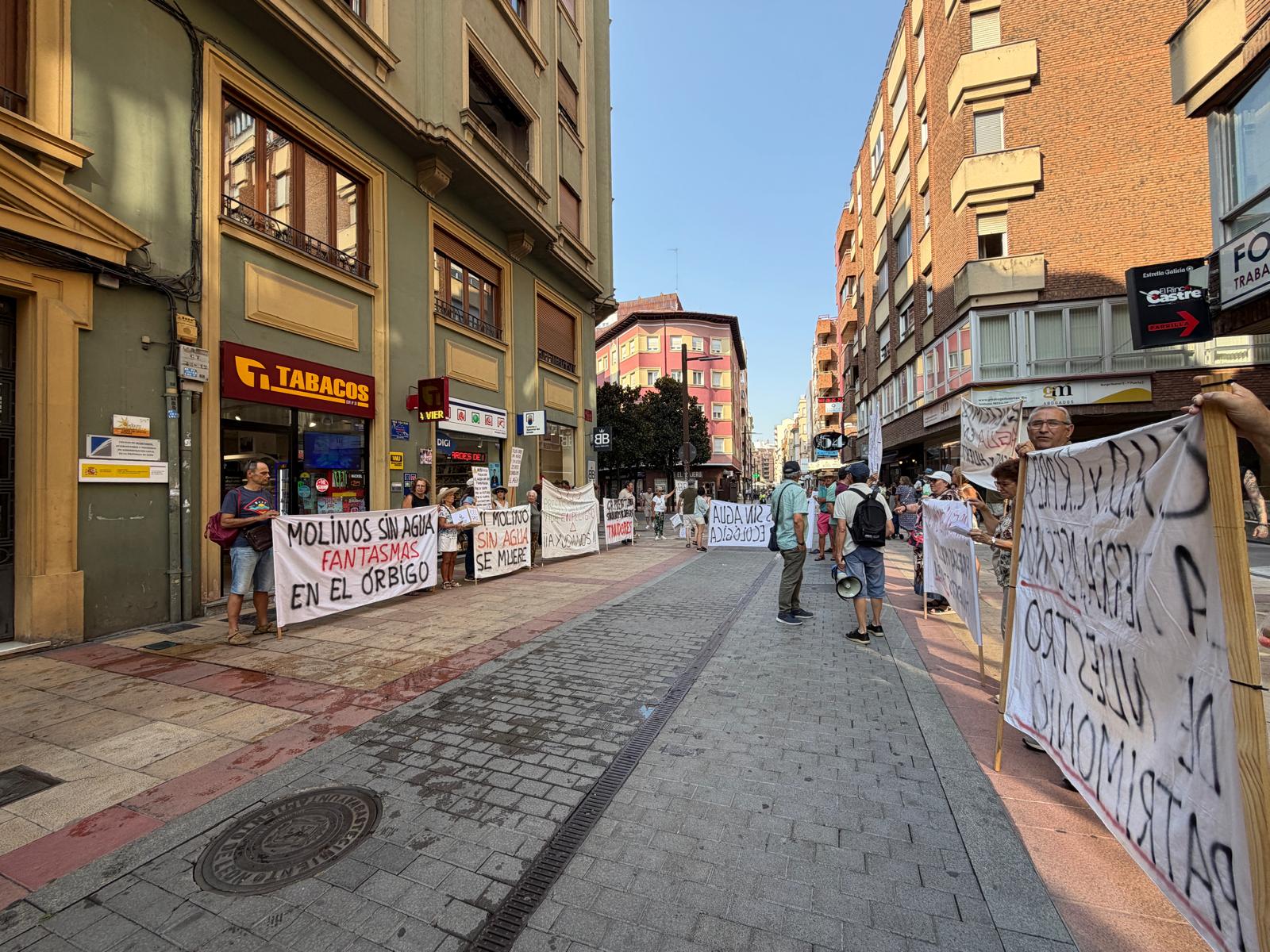 La concentración de los regantes del Órbigo frente a la CHD, en imágenes 