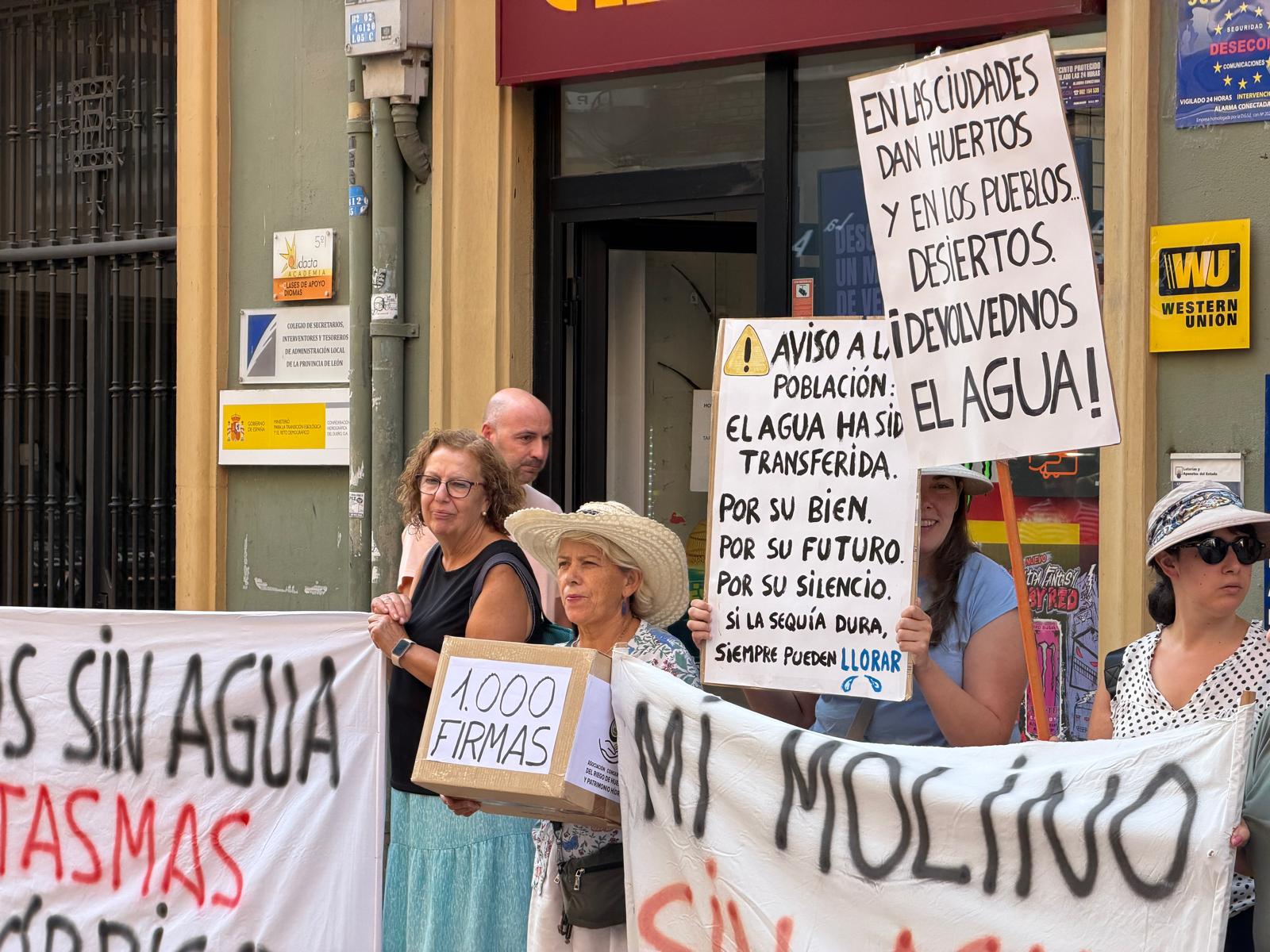 La concentración de los regantes del Órbigo frente a la CHD, en imágenes 